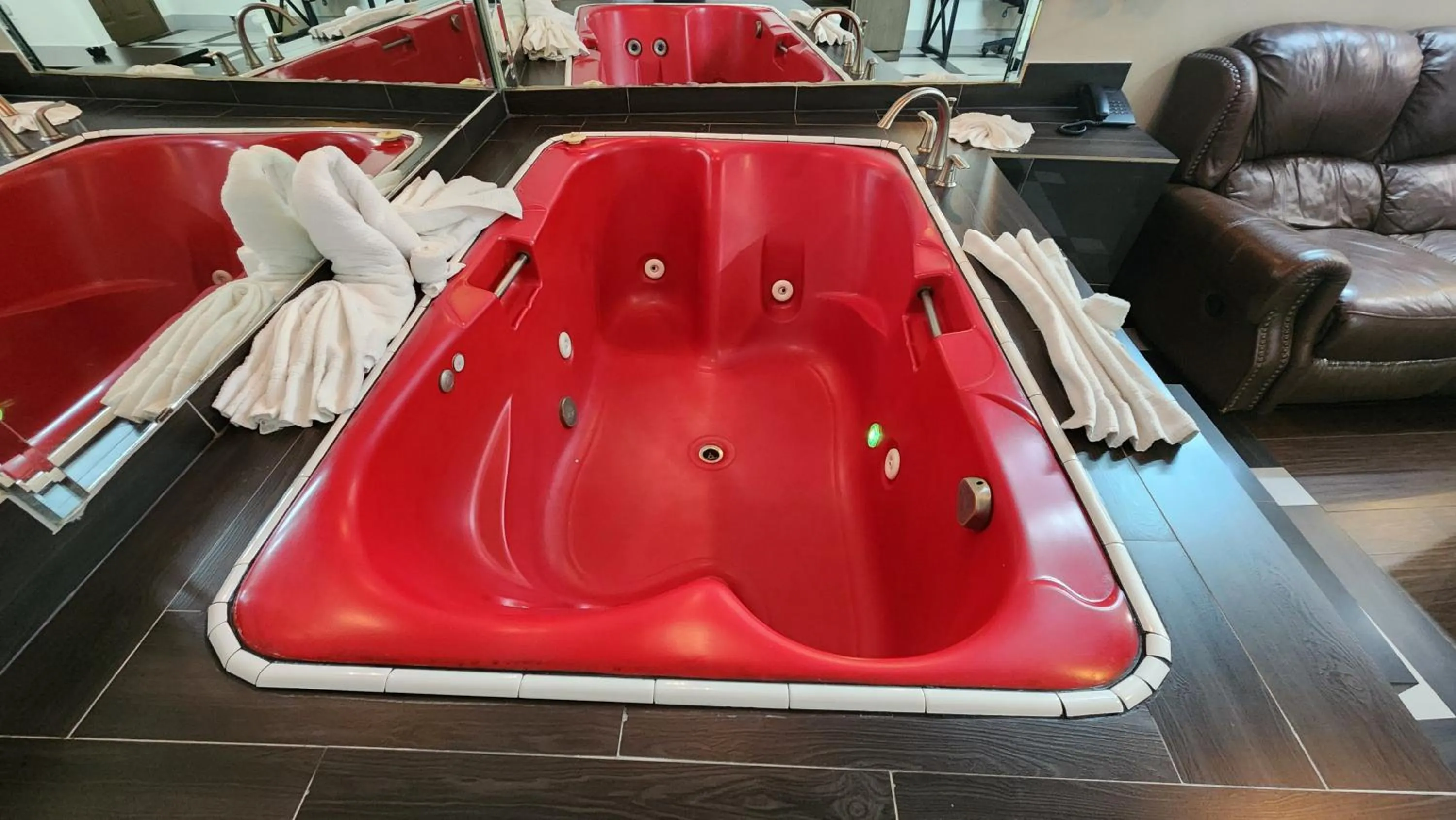 Hot Tub in Scottish Inn & Suites Sam Houston Parkway