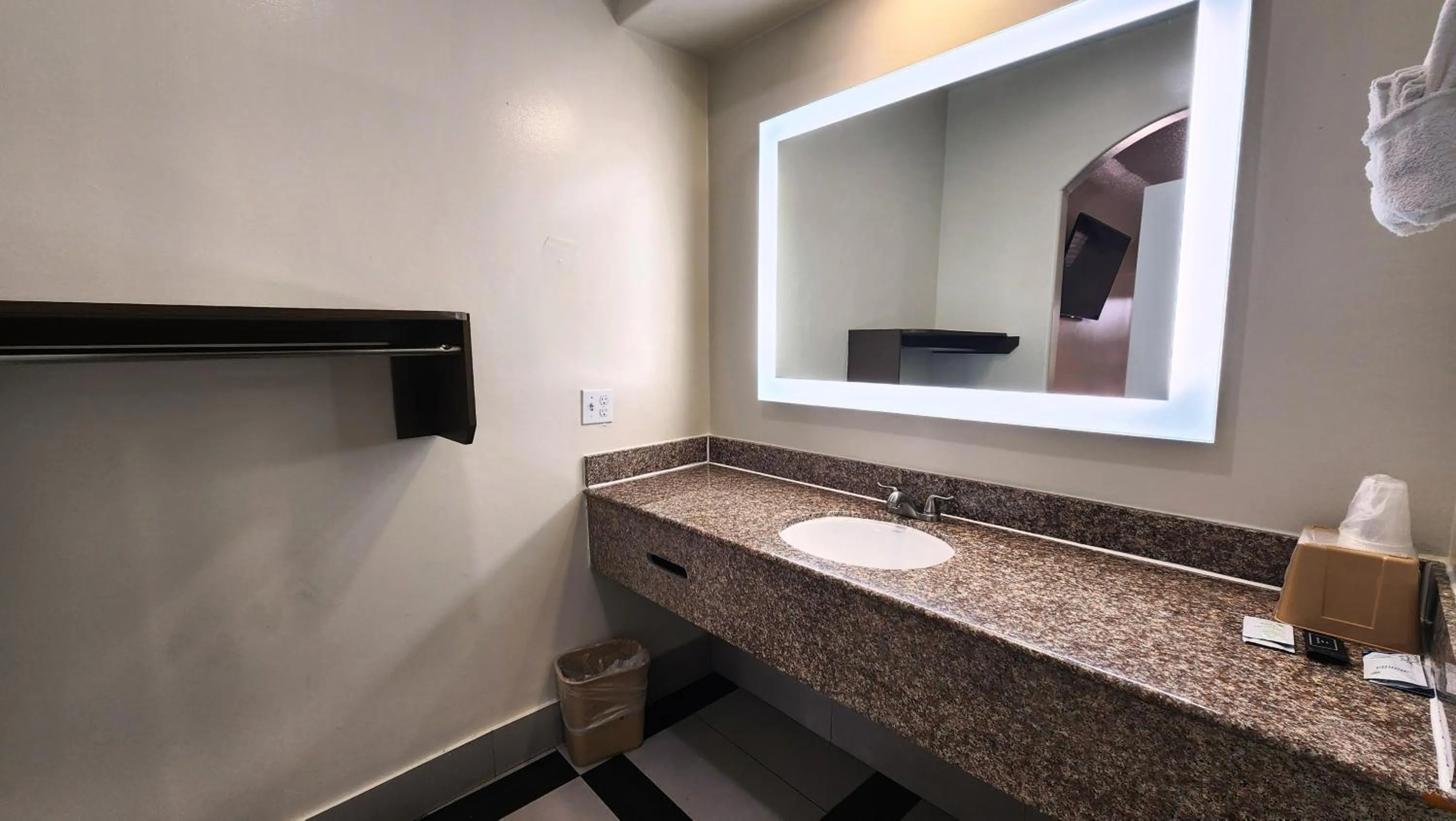 Bathroom in Scottish Inn & Suites Sam Houston Parkway