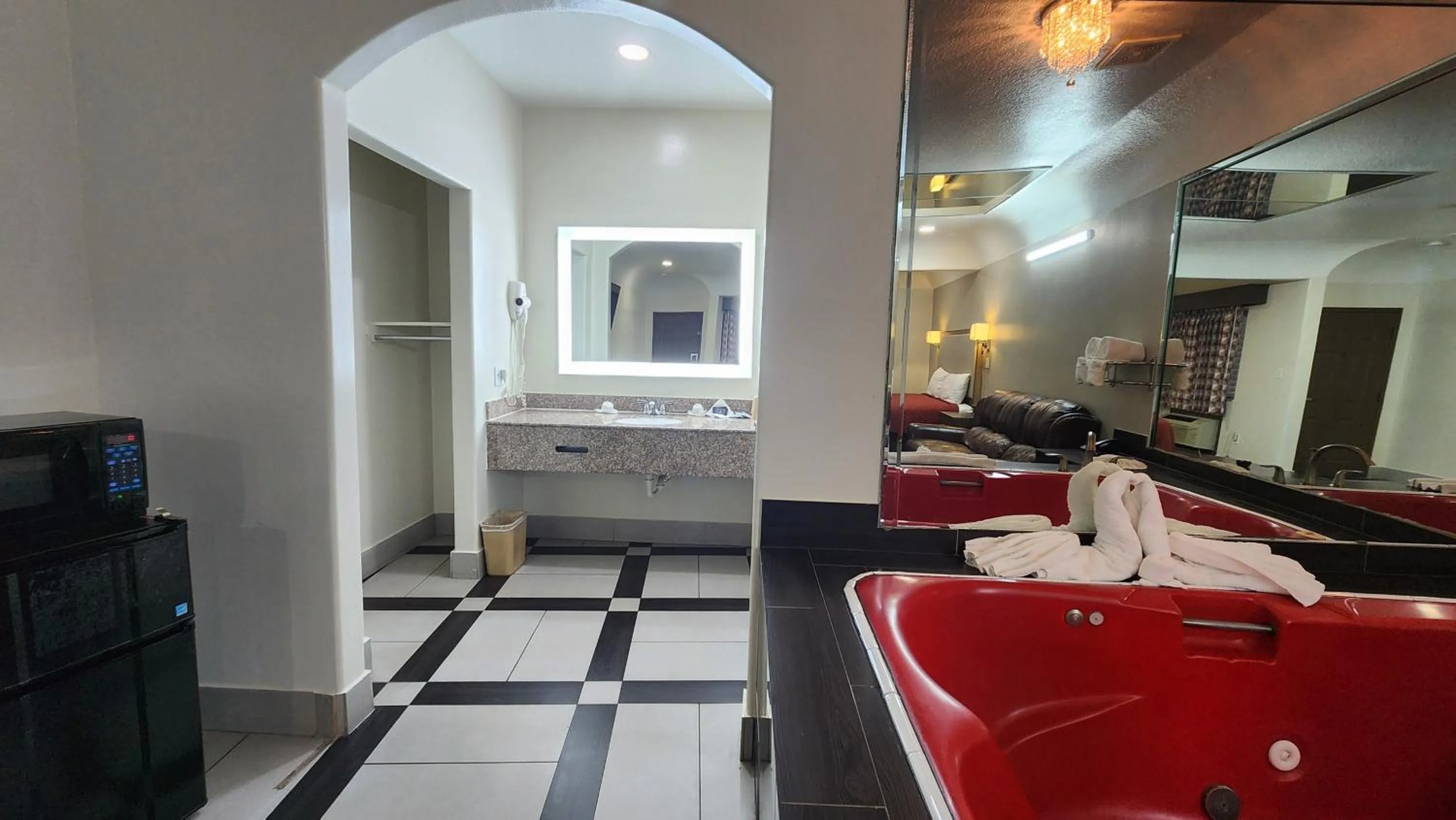 Hot Tub in Scottish Inn & Suites Sam Houston Parkway