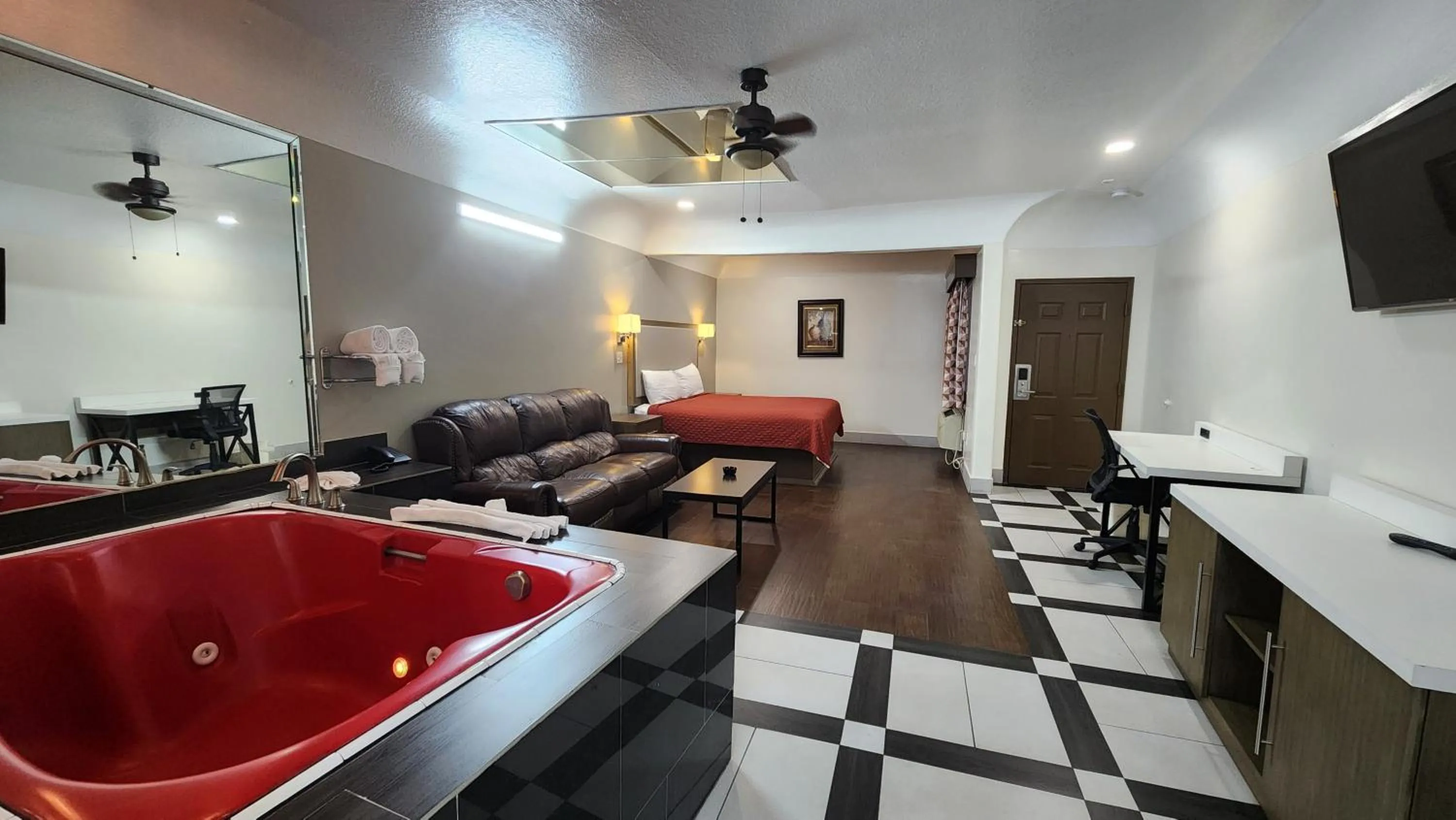 TV and multimedia in Scottish Inn & Suites Sam Houston Parkway