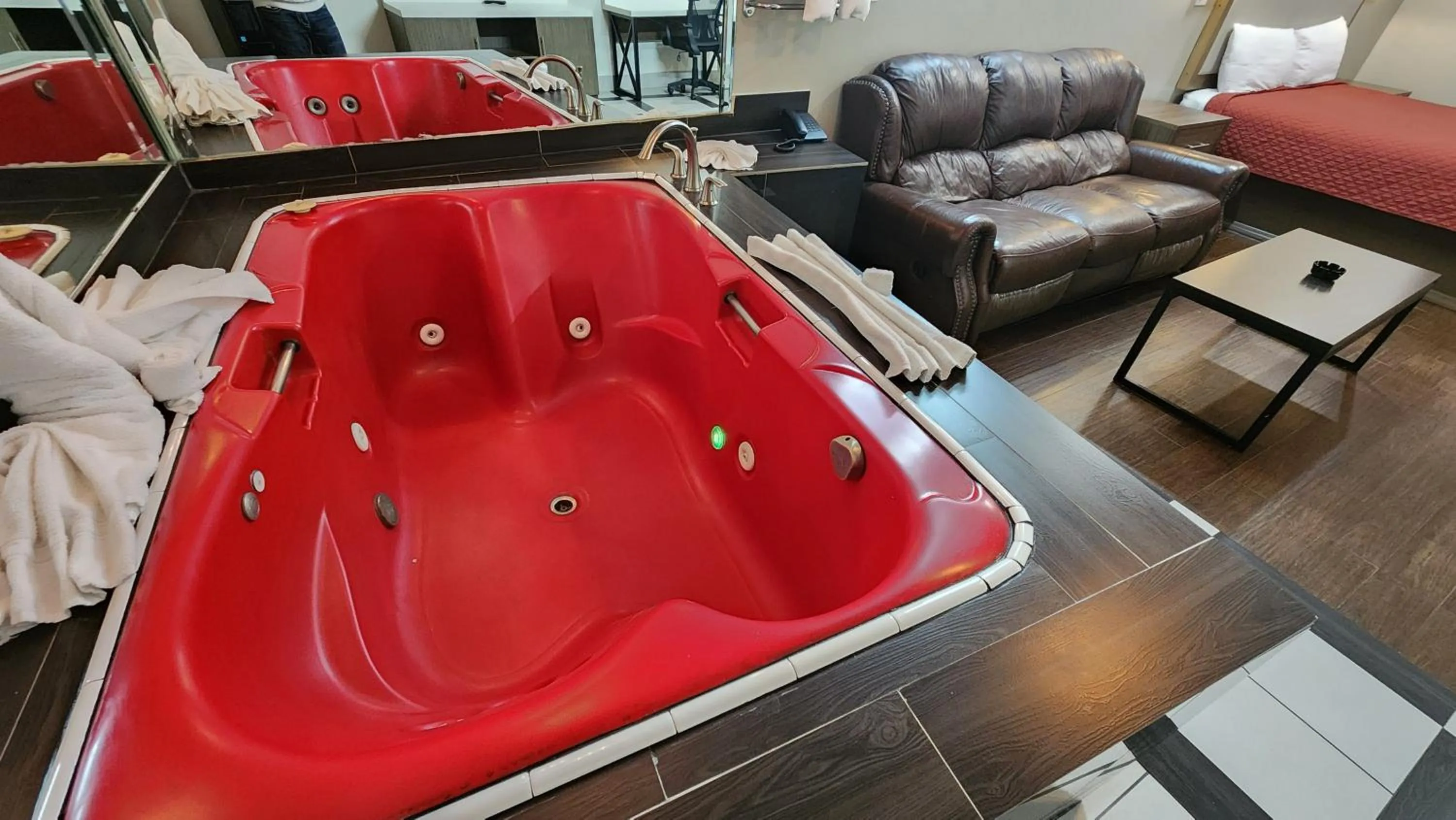 Hot Tub in Scottish Inn & Suites Sam Houston Parkway