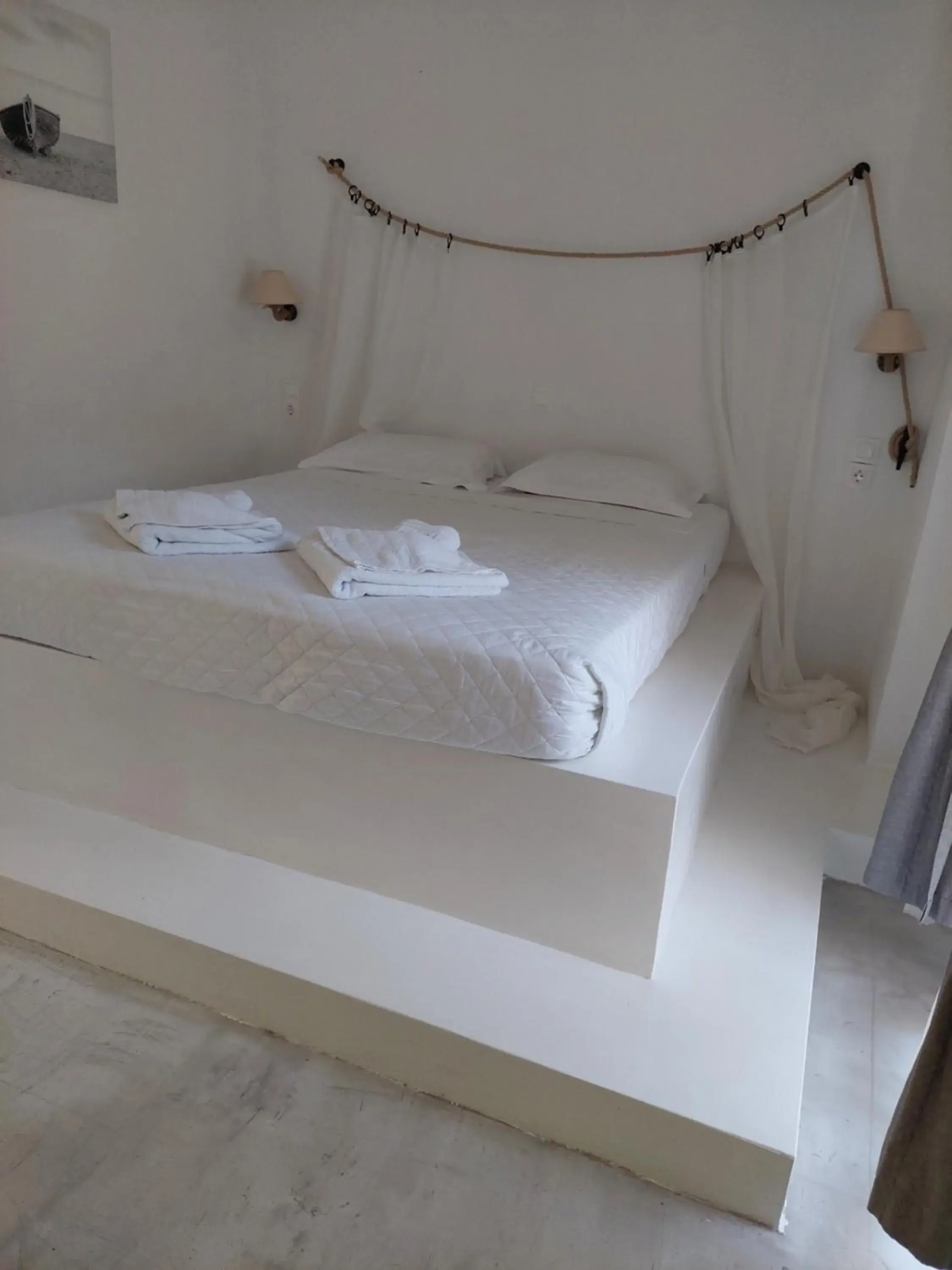 Bed in Golden Star Praxitelous Bed in Golden Star Praxitelous