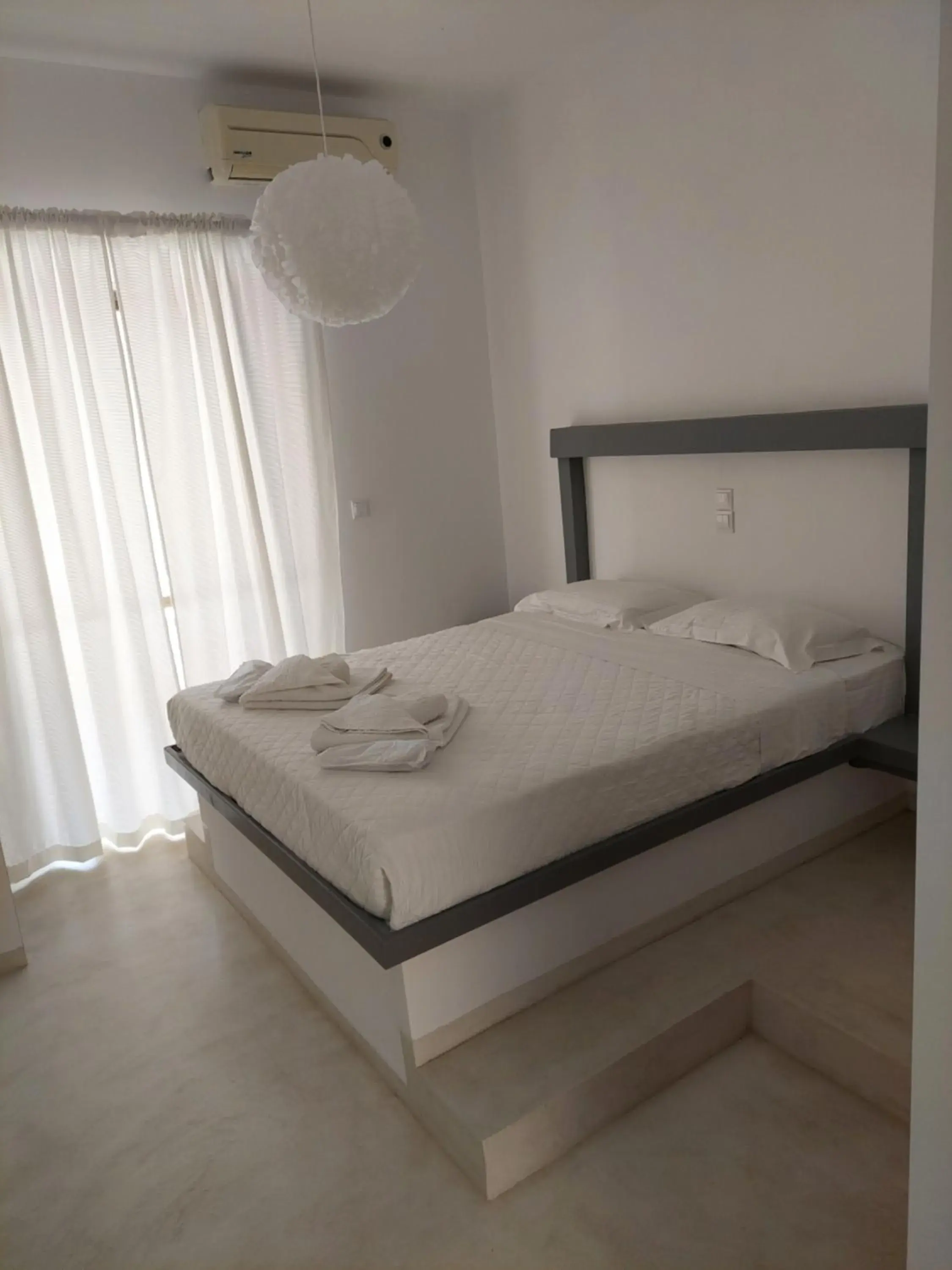 Bed in Golden Star Praxitelous Bed in Golden Star Praxitelous