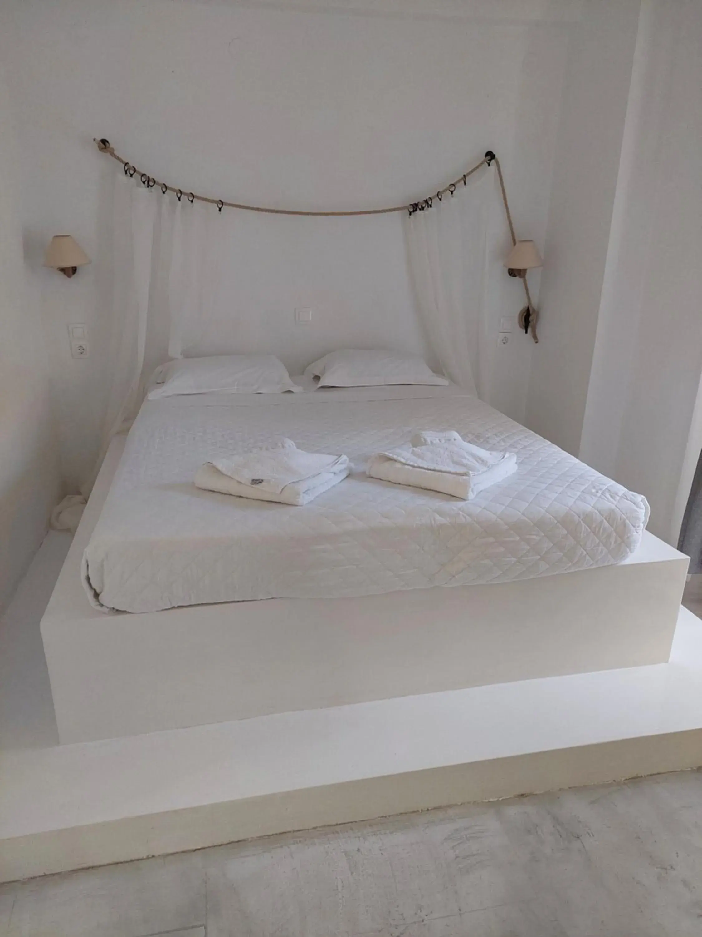 Bed in Golden Star Praxitelous Bed in Golden Star Praxitelous