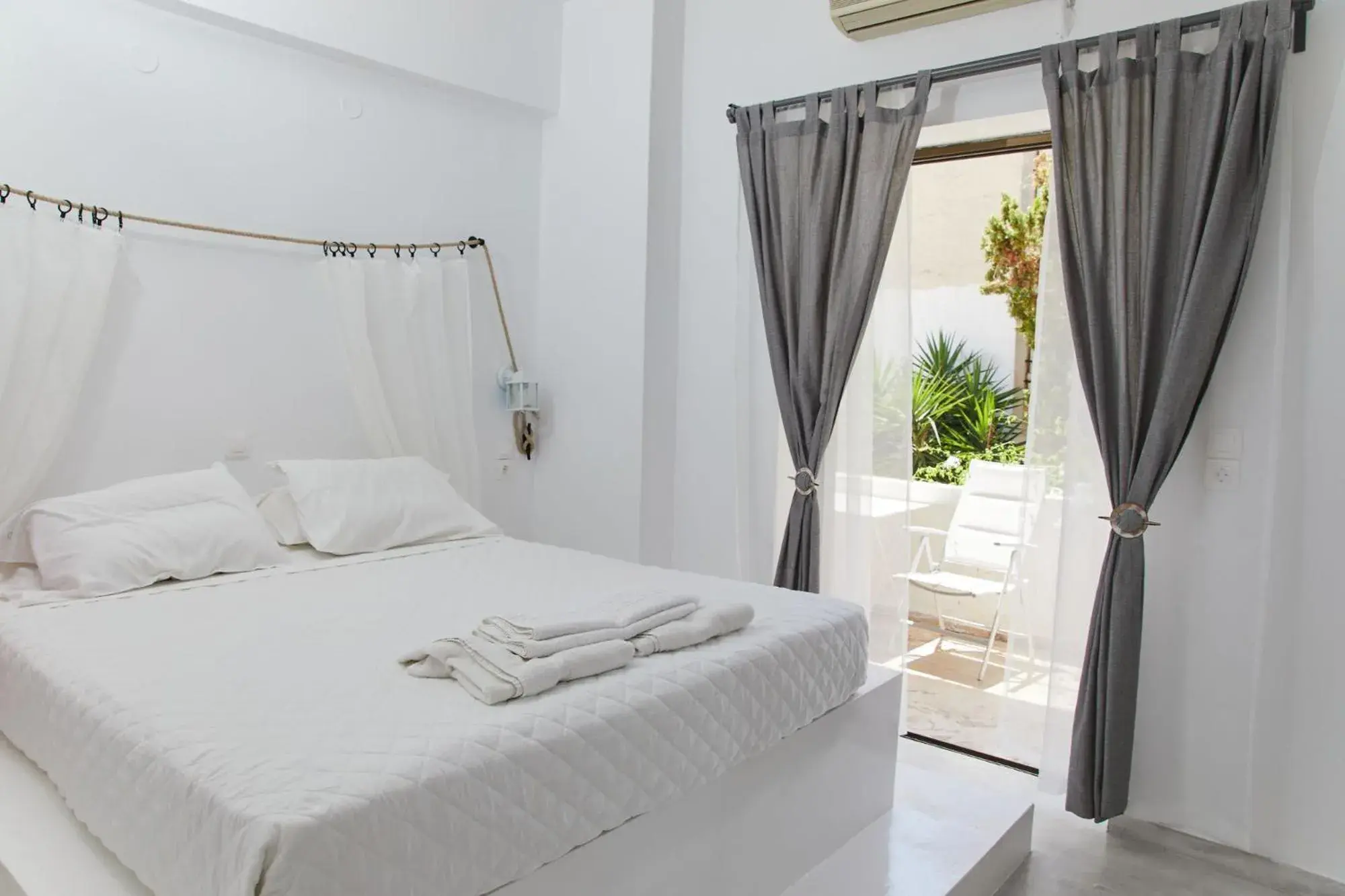 Bed in Golden Star Praxitelous Bed in Golden Star Praxitelous