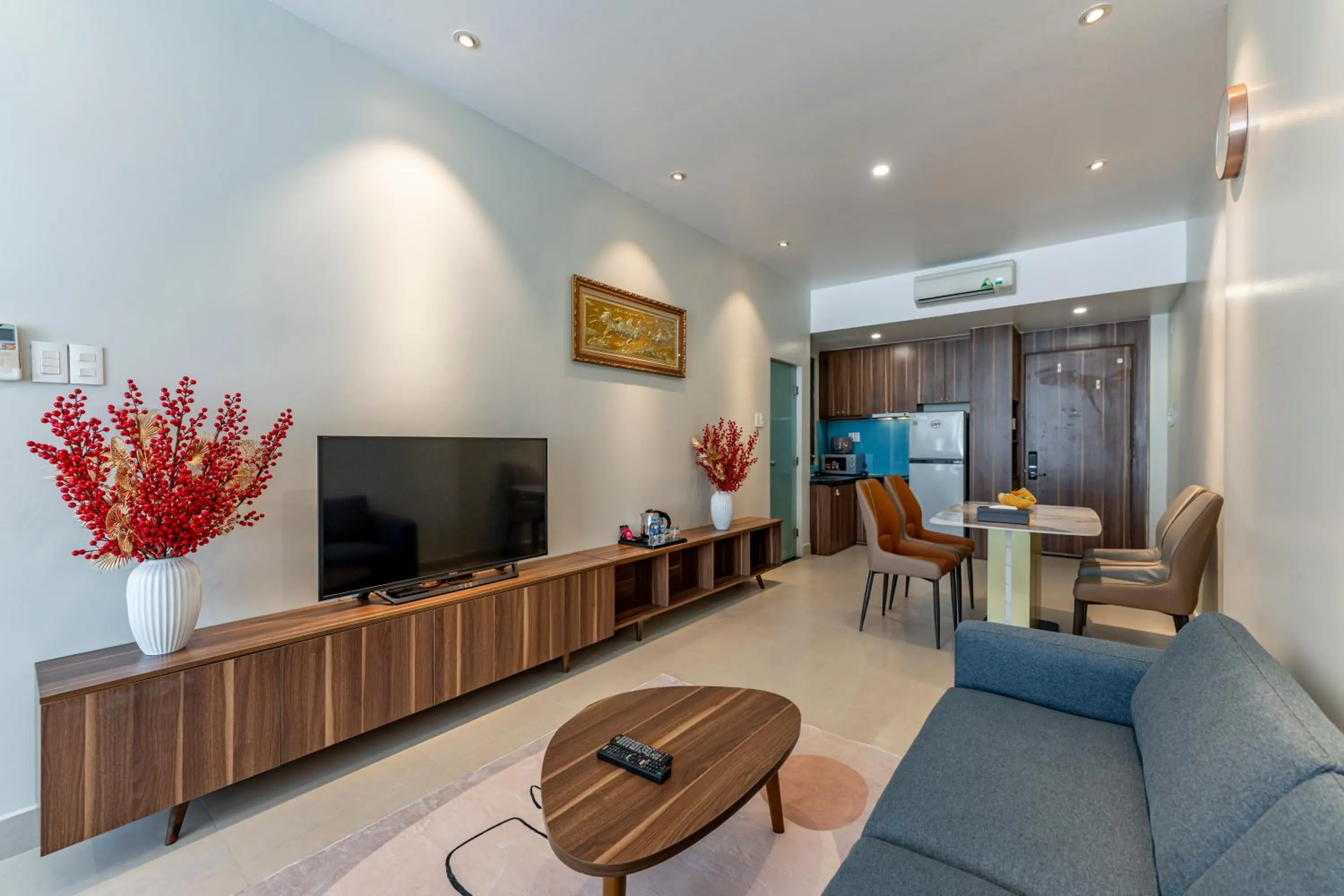 Communal lounge/ TV room in Thanh Long Hotel - Apartment