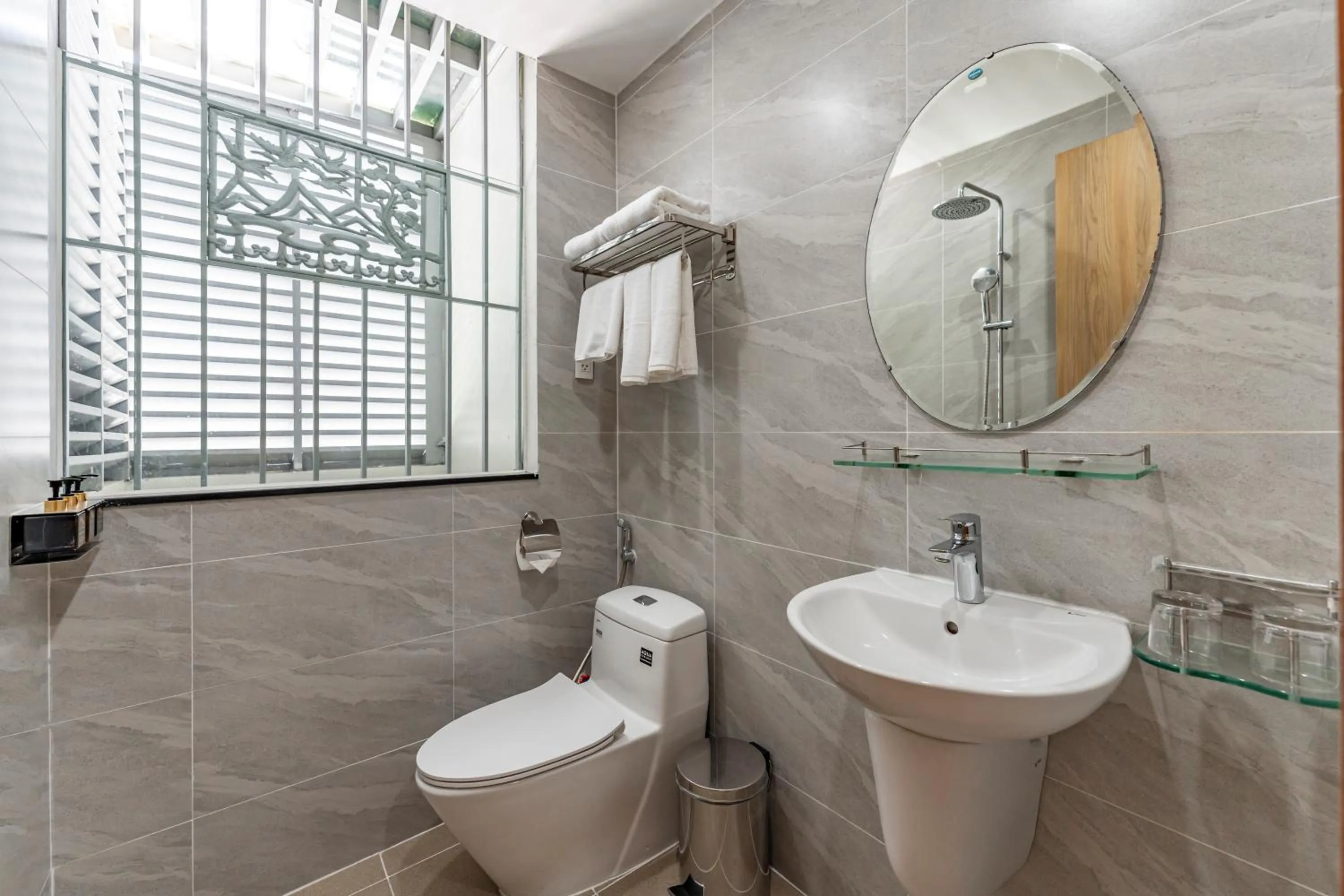 Shower in Thanh Long Hotel - Apartment