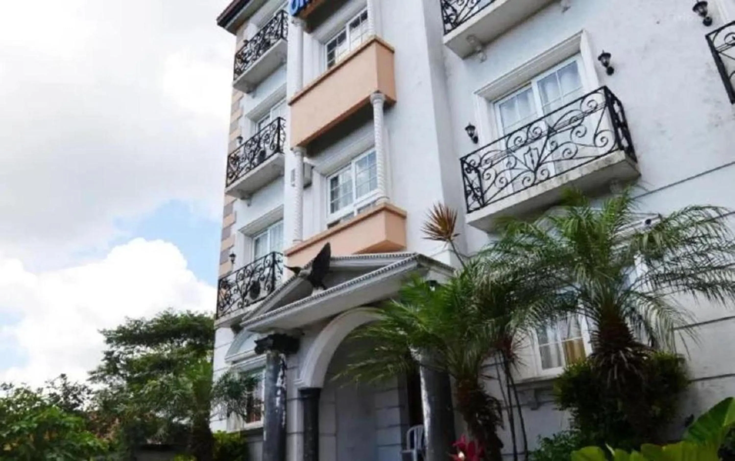 Property building in New Orleans Tagaytay