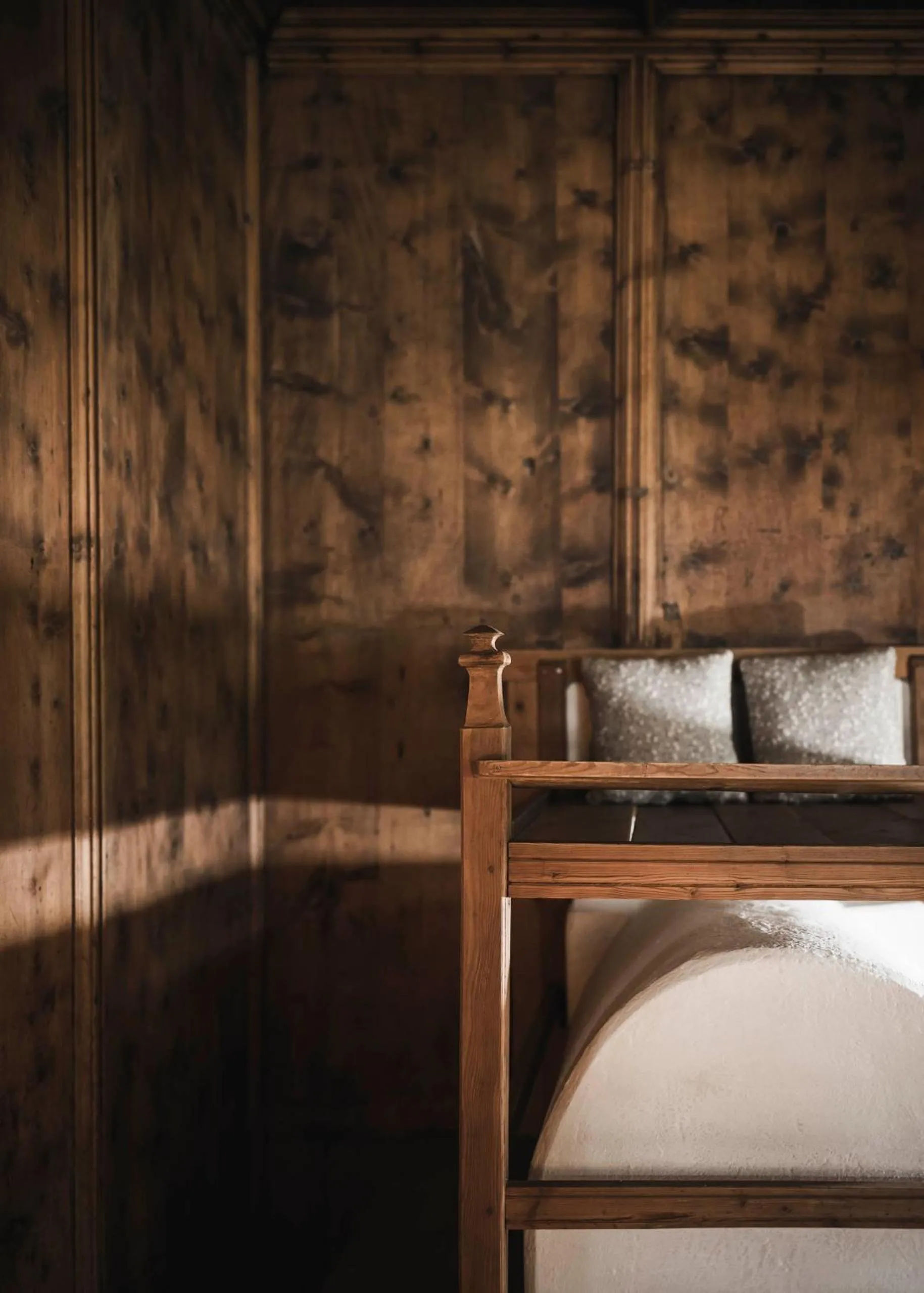 Bed in Ansitz Heufler by Norbert Niederkofler