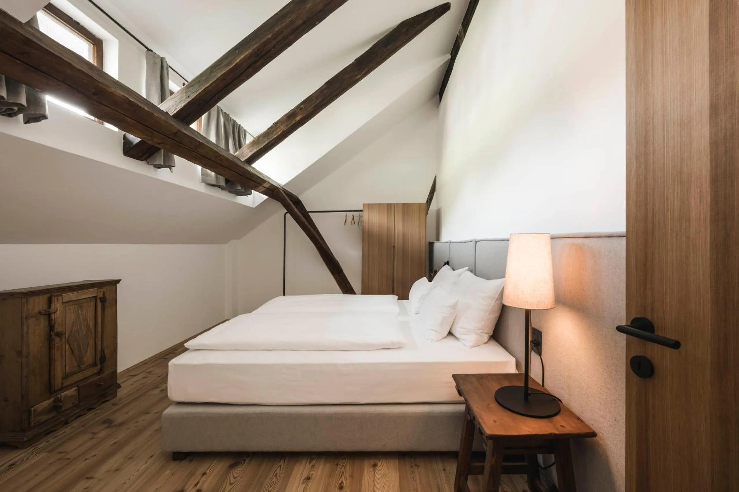 Bed in Ansitz Heufler by Norbert Niederkofler