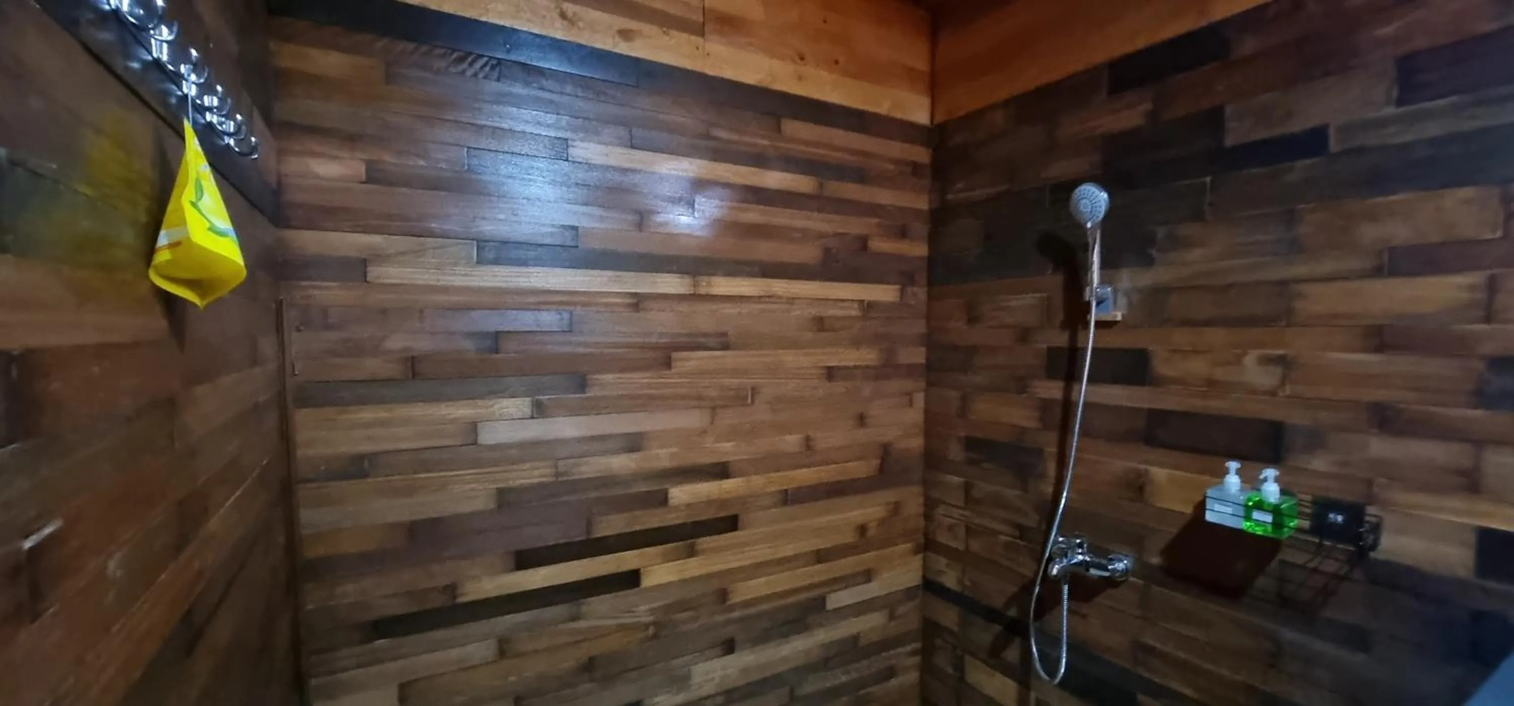 Shower in Umah Nanda Kintamani