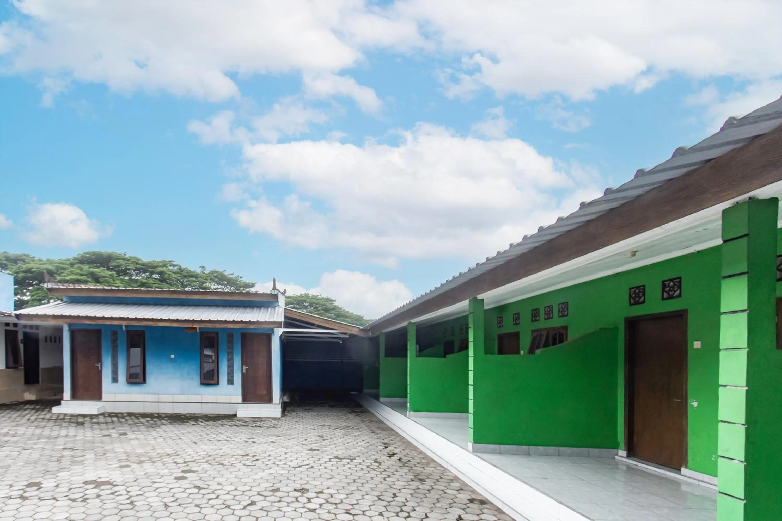 Facade/entrance in Hotel O Penginapan Mekar Sari Near PT. Lombok Menara Energygas