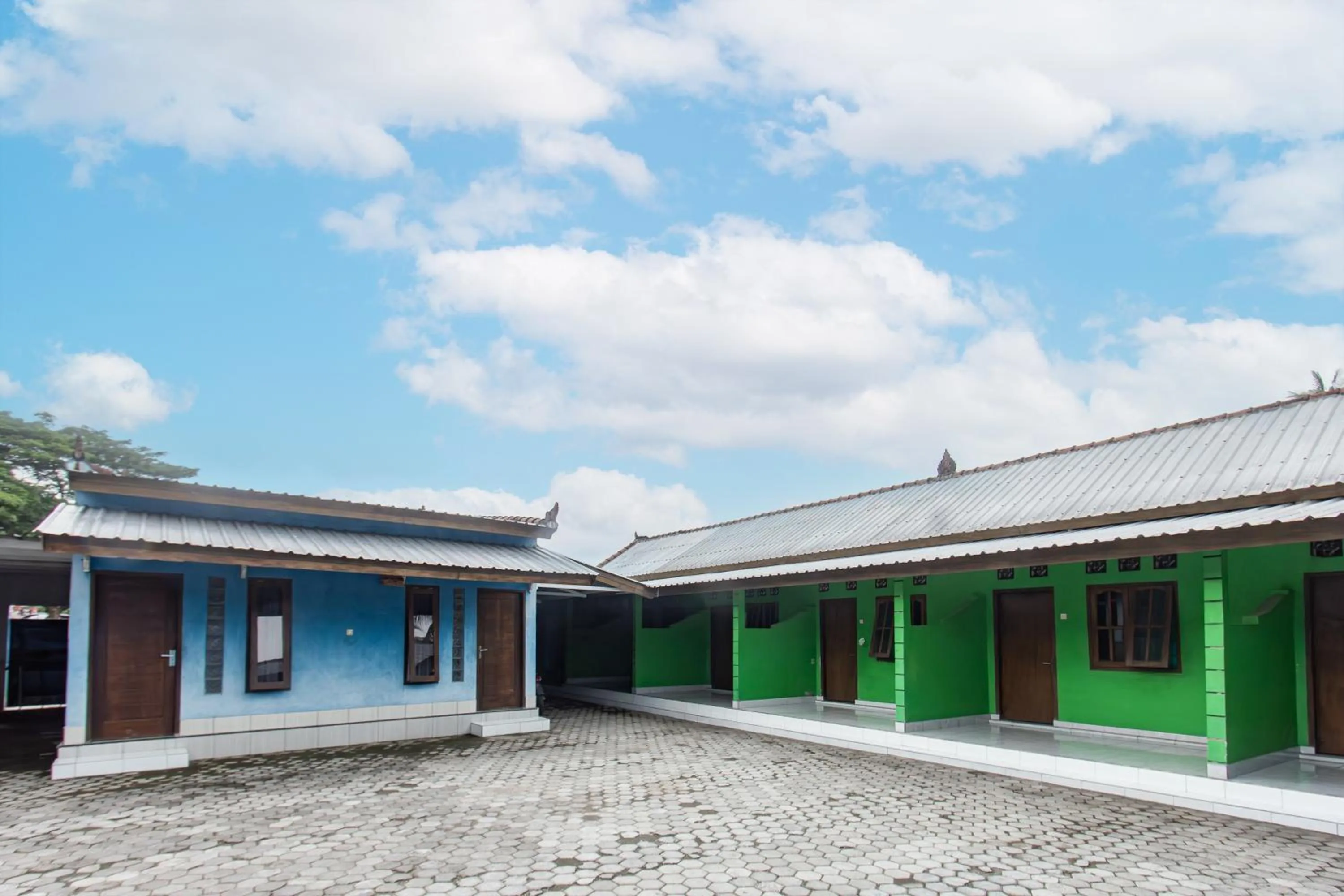 Facade/entrance in Hotel O Penginapan Mekar Sari Near PT. Lombok Menara Energygas