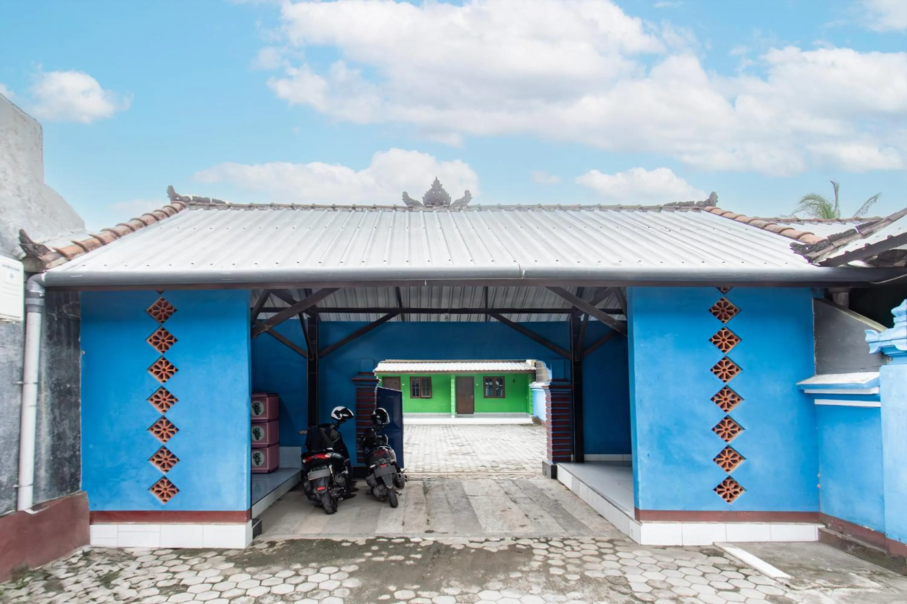 Facade/entrance in Hotel O Penginapan Mekar Sari Near PT. Lombok Menara Energygas