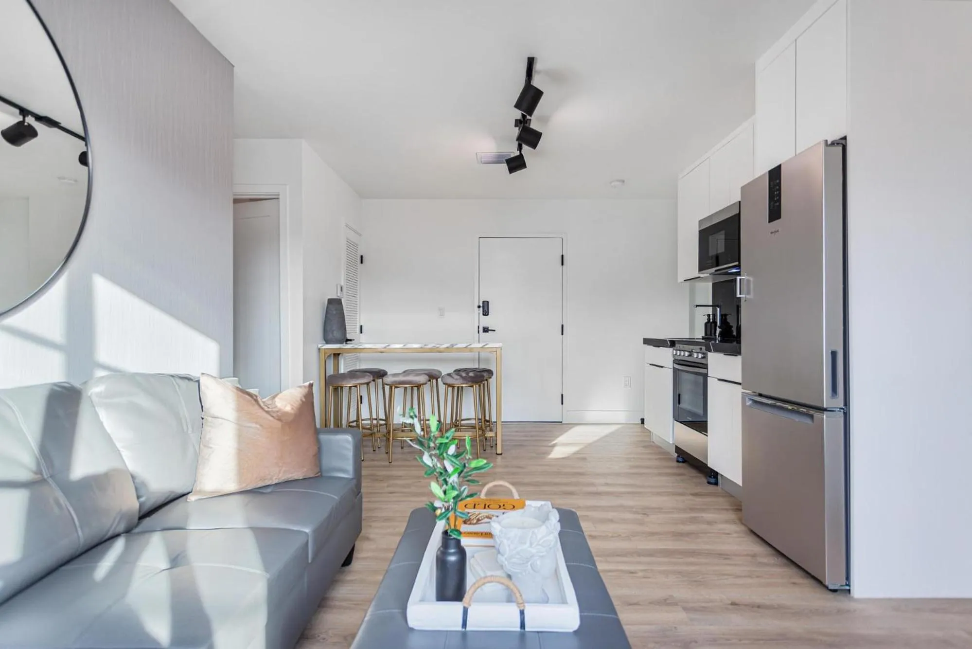 Living room in Lux Retreat By Renzzi