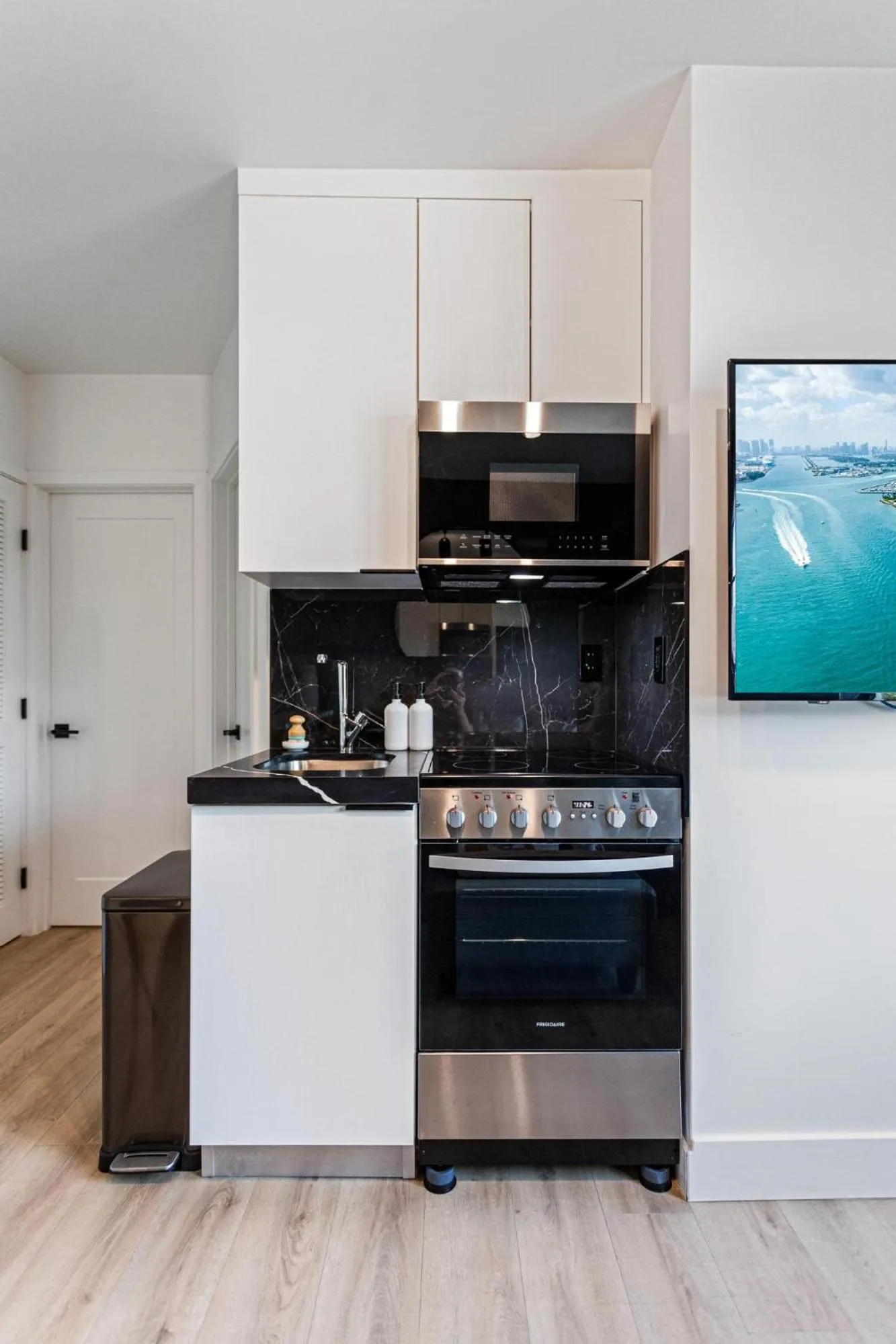 Kitchen or kitchenette in Lux Retreat By Renzzi