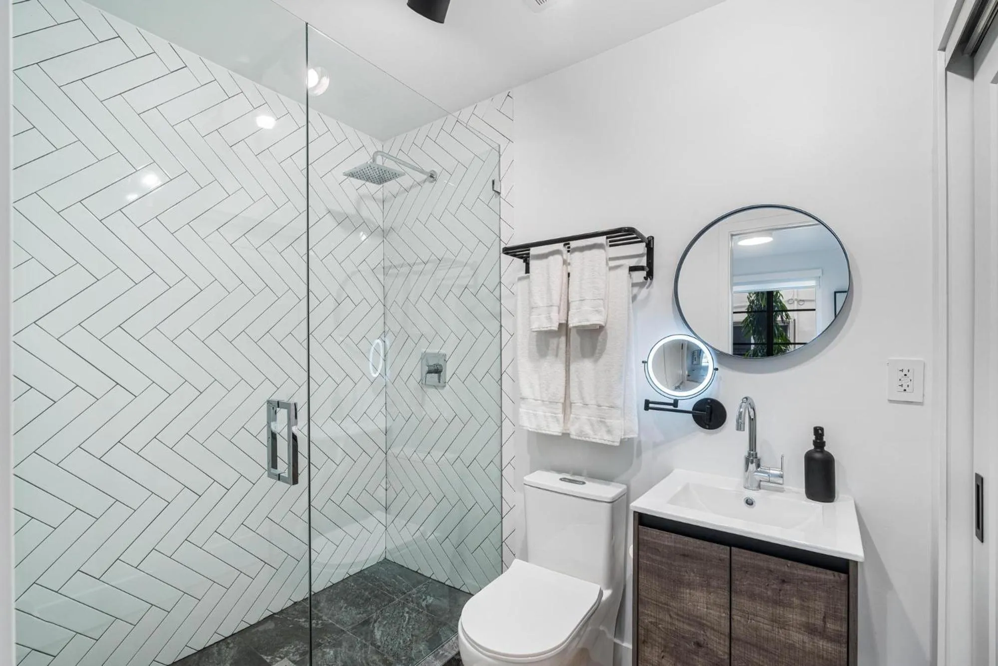 Shower in Lux Retreat By Renzzi