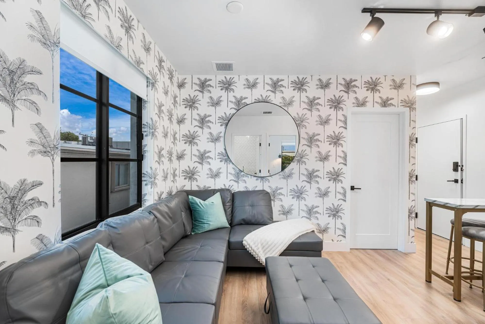 Living room in Lux Retreat By Renzzi