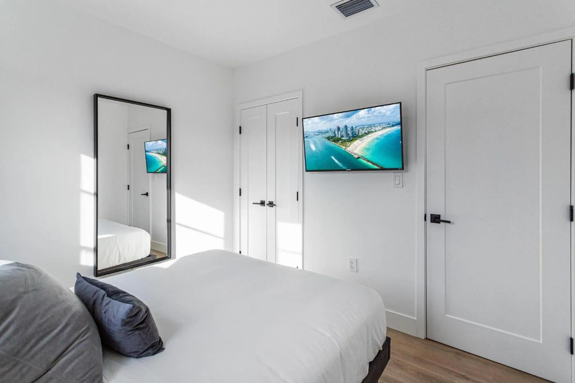 Bed in Lux Retreat By Renzzi