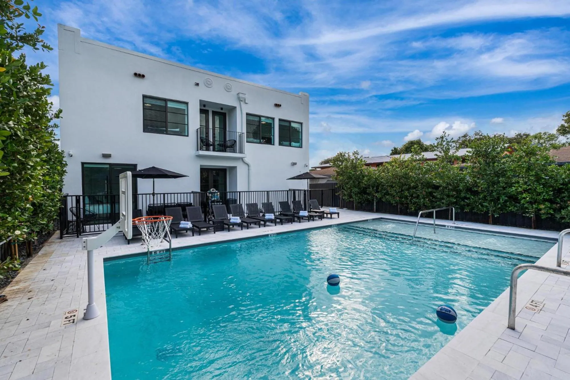 Swimming pool in Lux Retreat By Renzzi