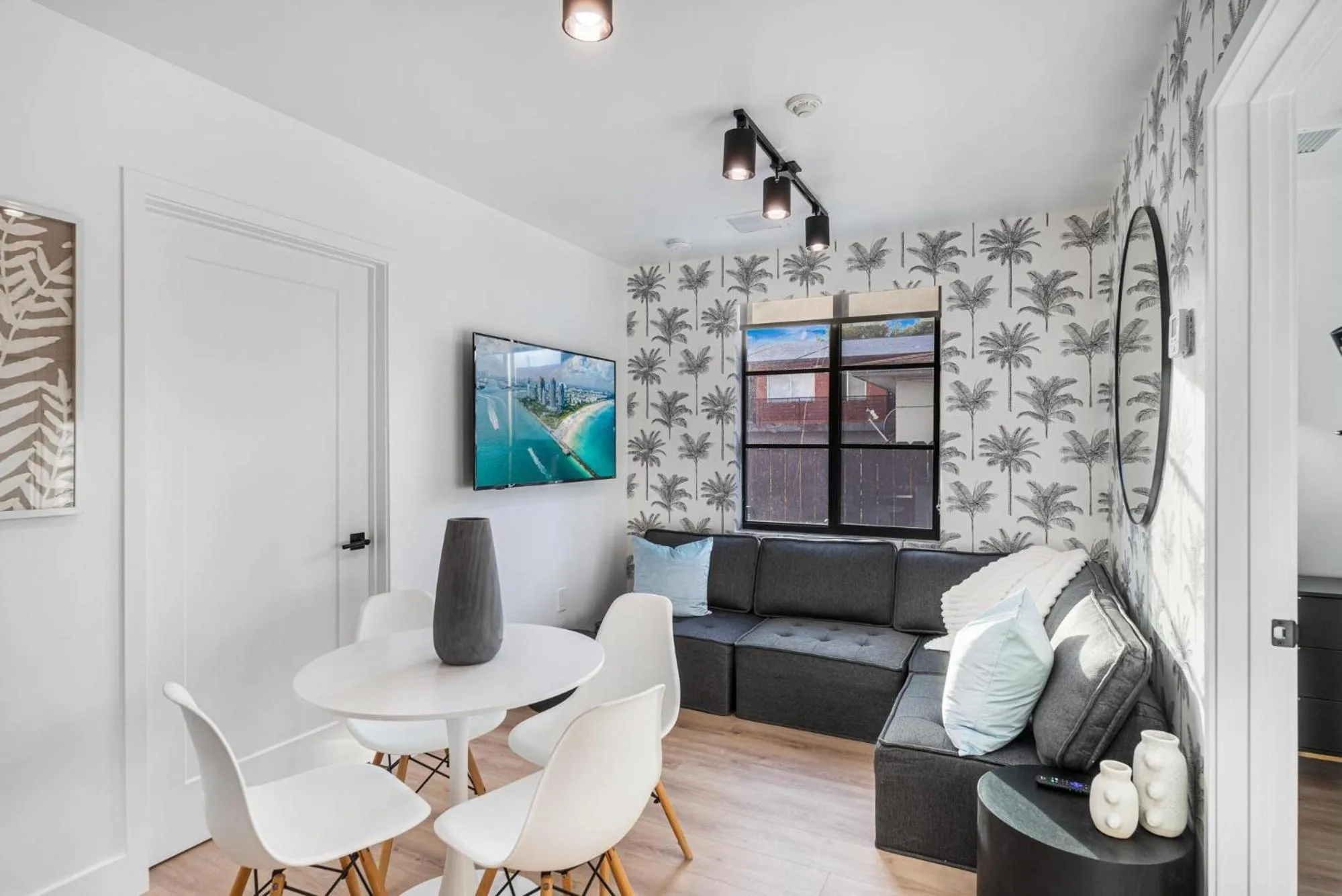 Living room in Lux Retreat By Renzzi