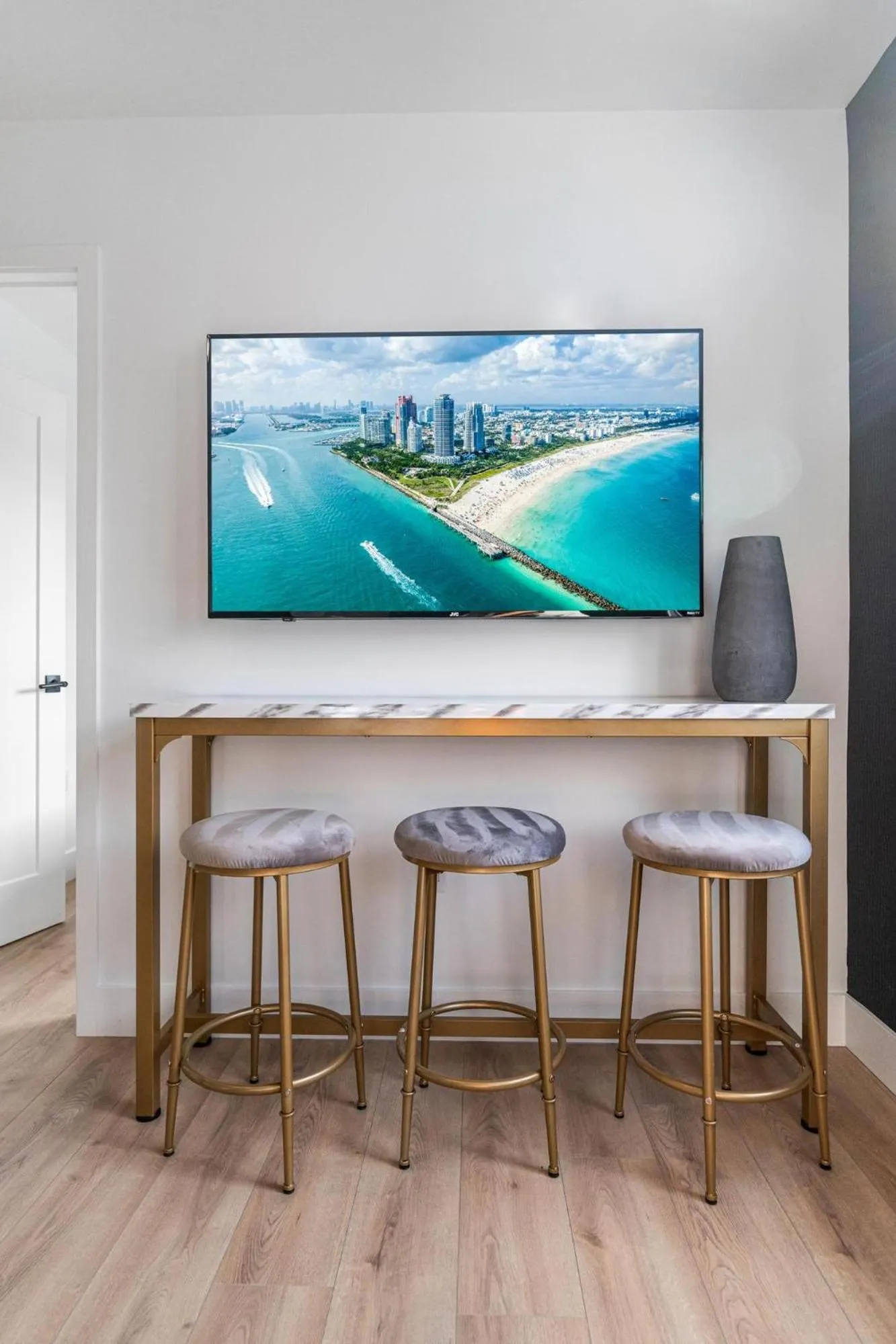 TV and multimedia in Lux Retreat By Renzzi