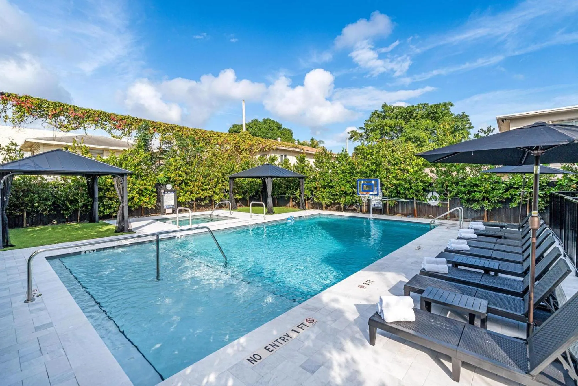 Swimming pool in Lux Retreat By Renzzi