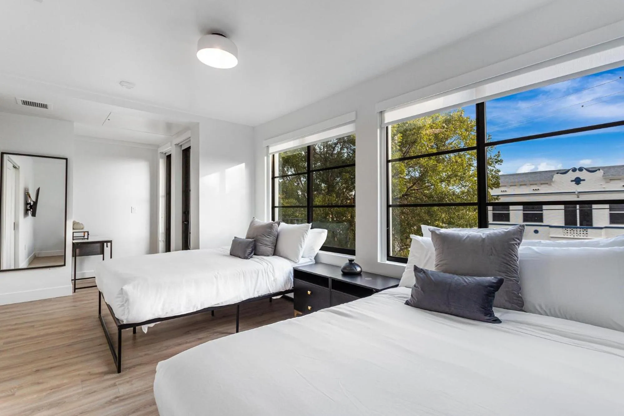 Photo of the whole room in Lux Retreat By Renzzi