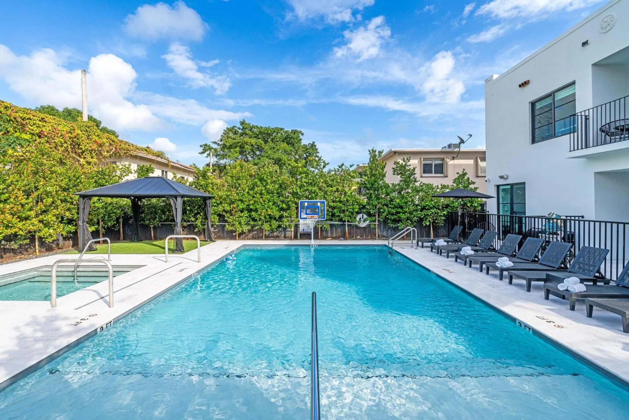 Swimming pool in Lux Retreat By Renzzi