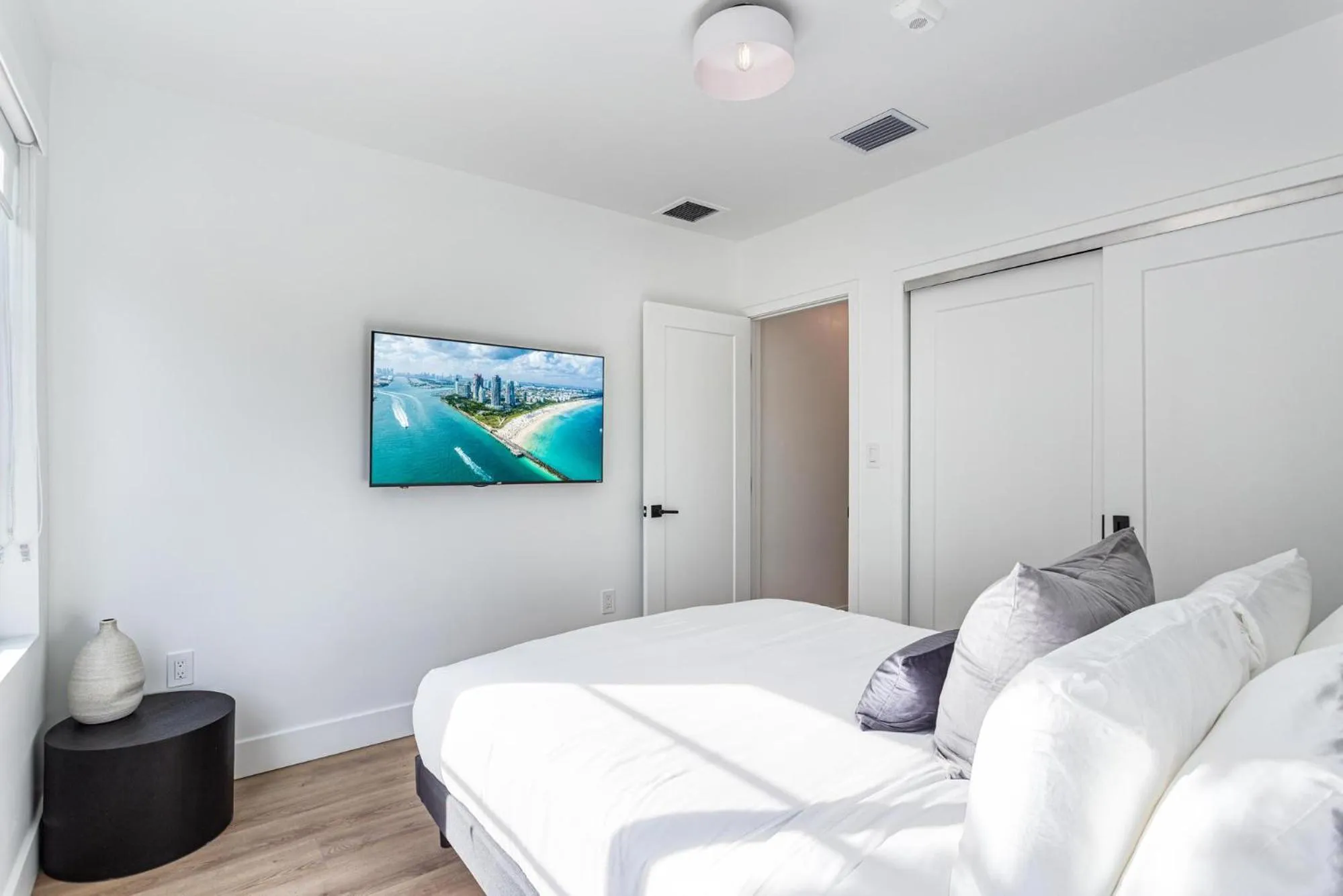 Bed in Lux Retreat By Renzzi