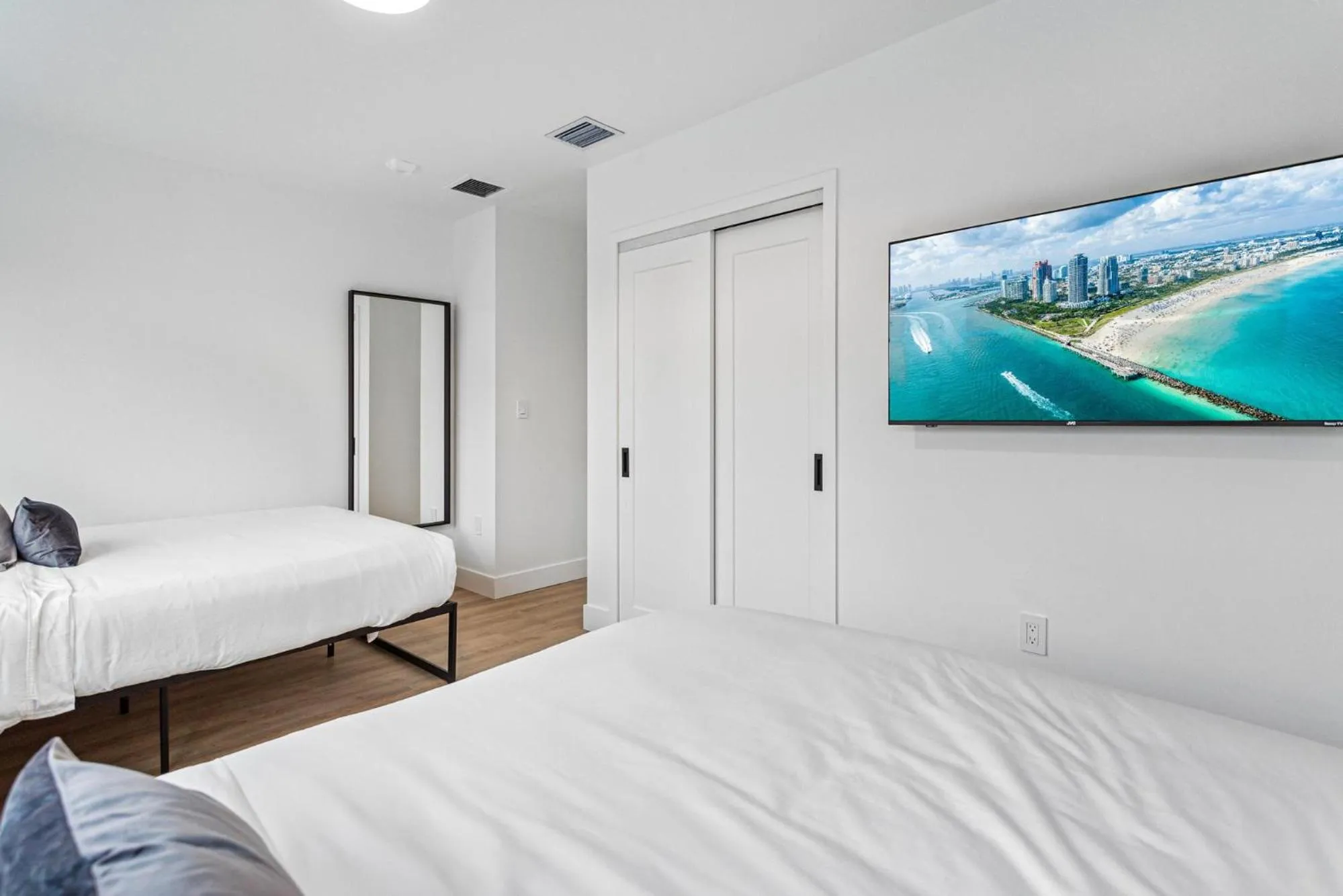 Photo of the whole room, Bed in Lux Retreat By Renzzi