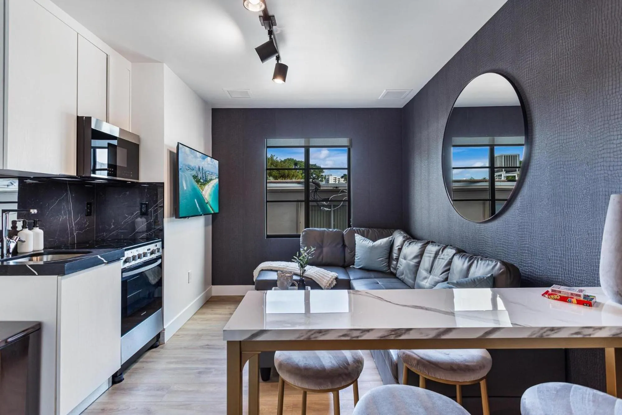 Living room in Lux Retreat By Renzzi