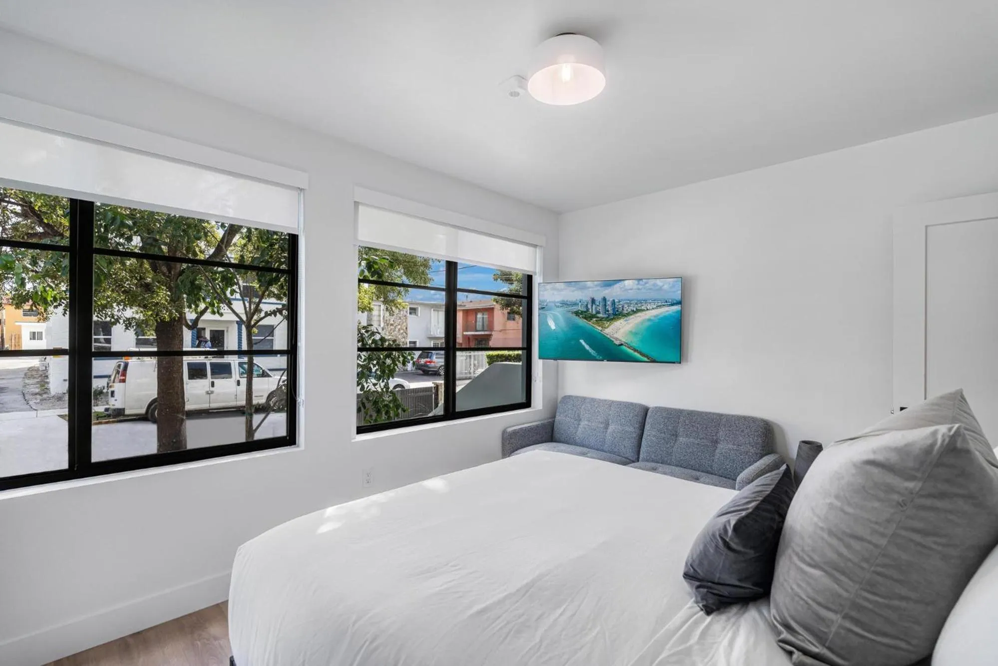 Photo of the whole room, Bed in Lux Retreat By Renzzi