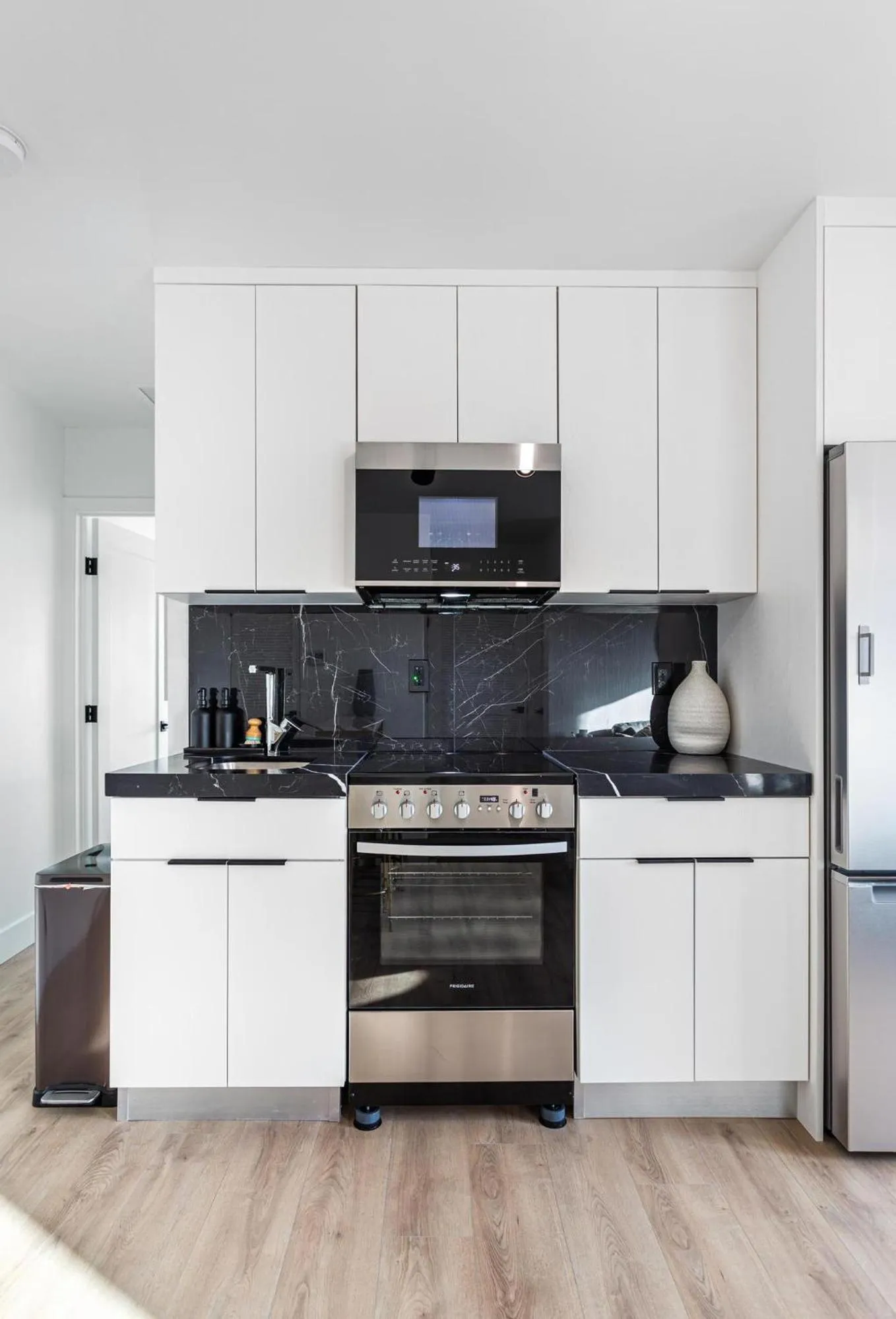 Kitchen or kitchenette in Lux Retreat By Renzzi