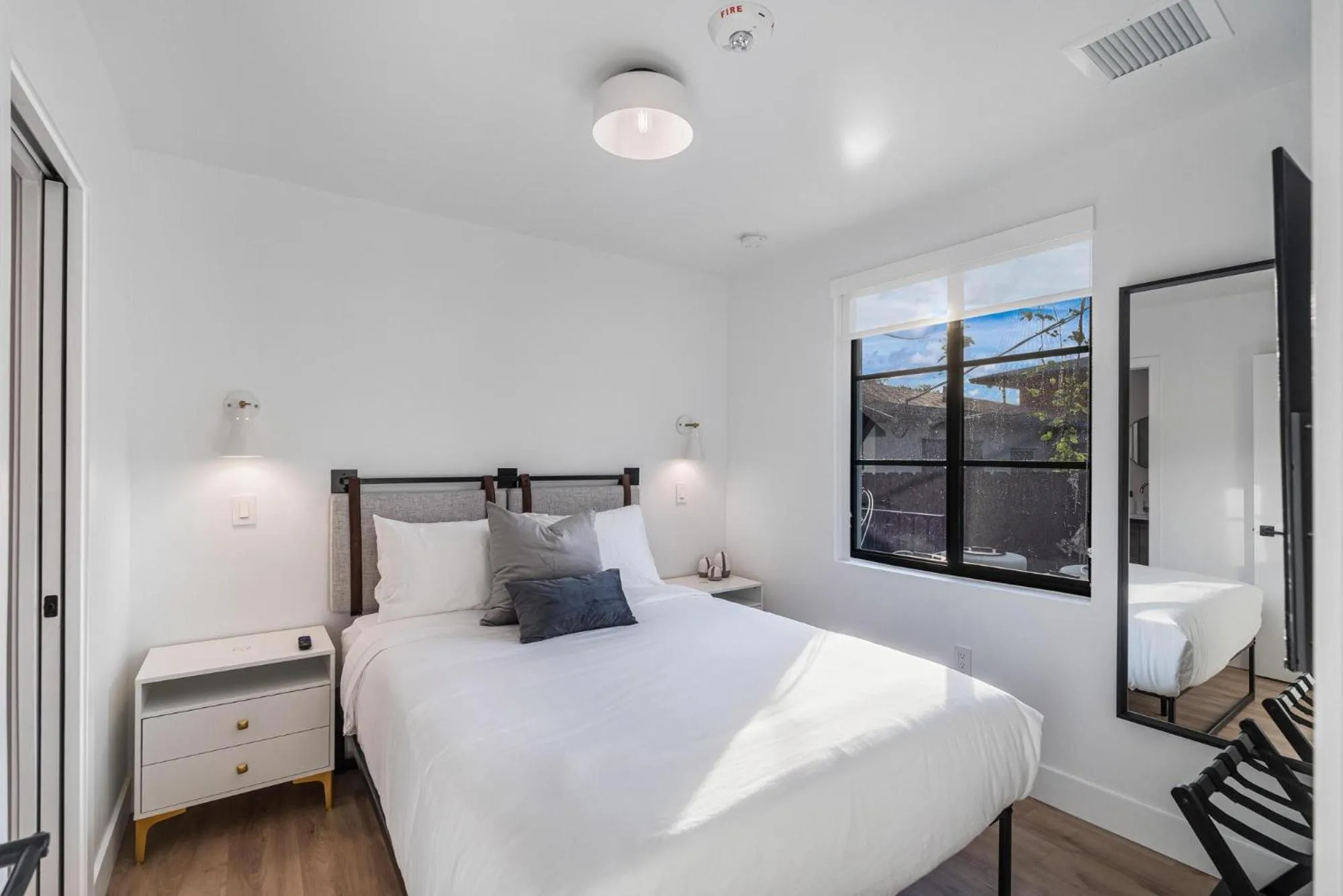 Photo of the whole room, Bed in Lux Retreat By Renzzi