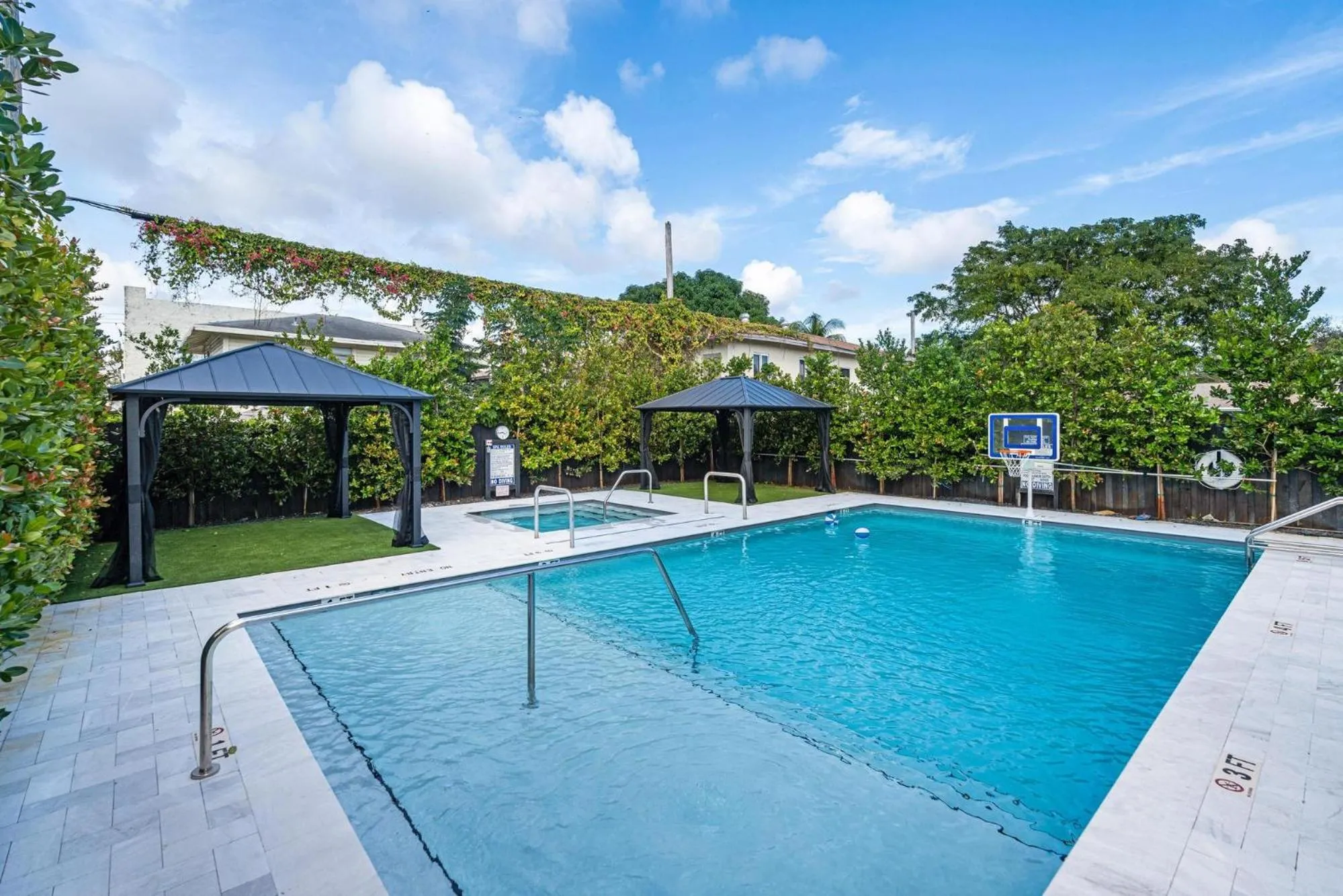 Swimming pool in Lux Retreat By Renzzi