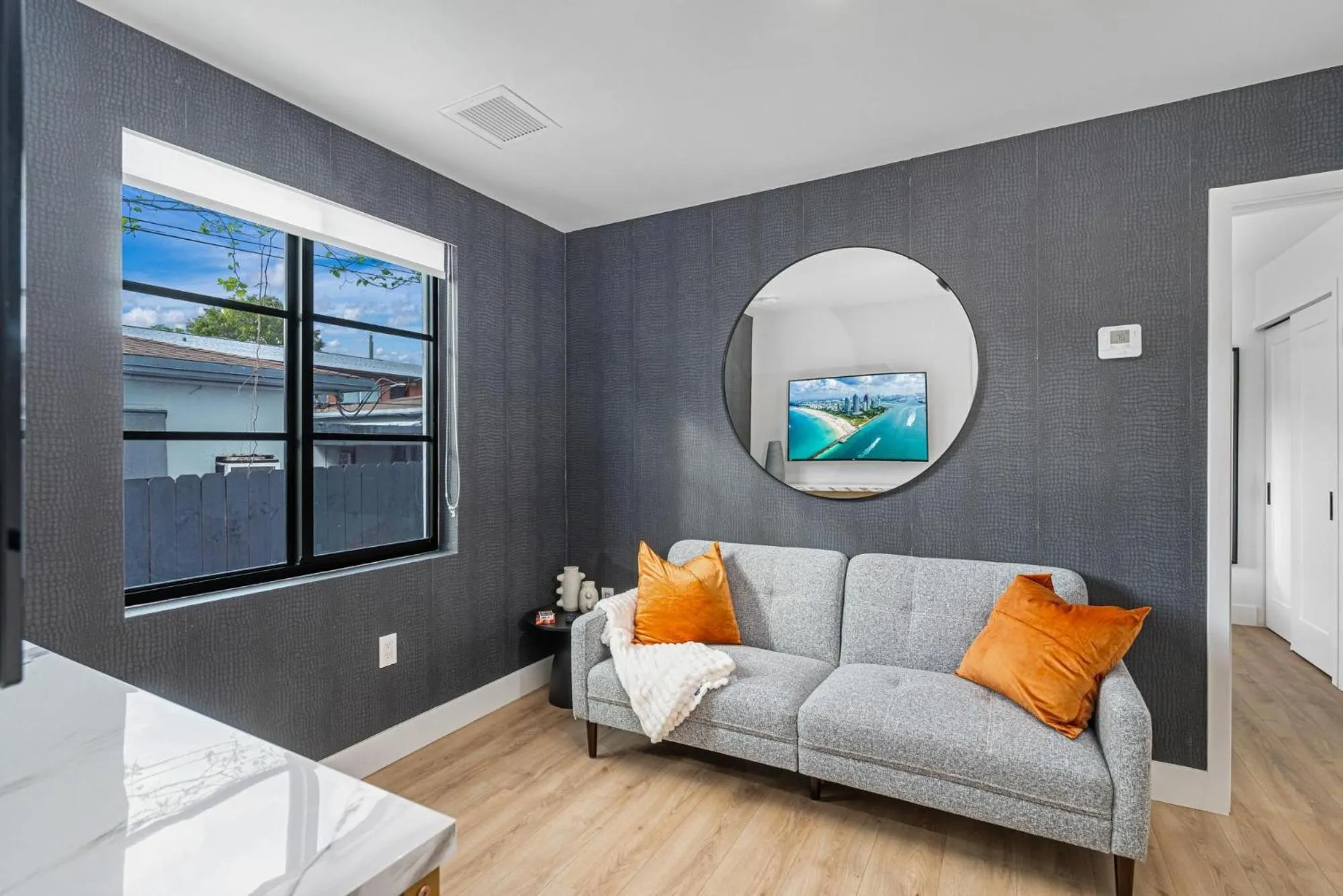 Living room in Lux Retreat By Renzzi