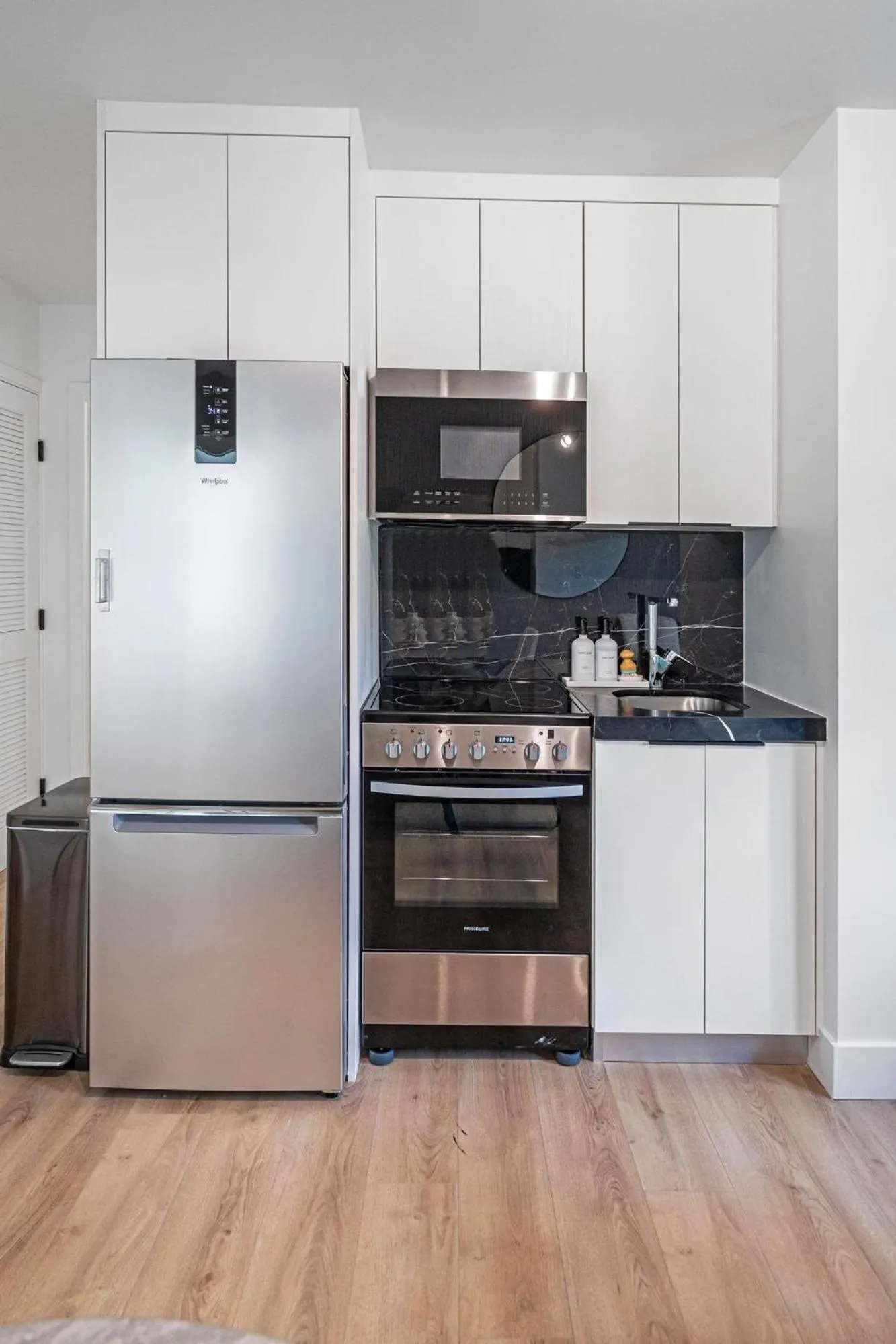 Kitchen or kitchenette in Lux Retreat By Renzzi