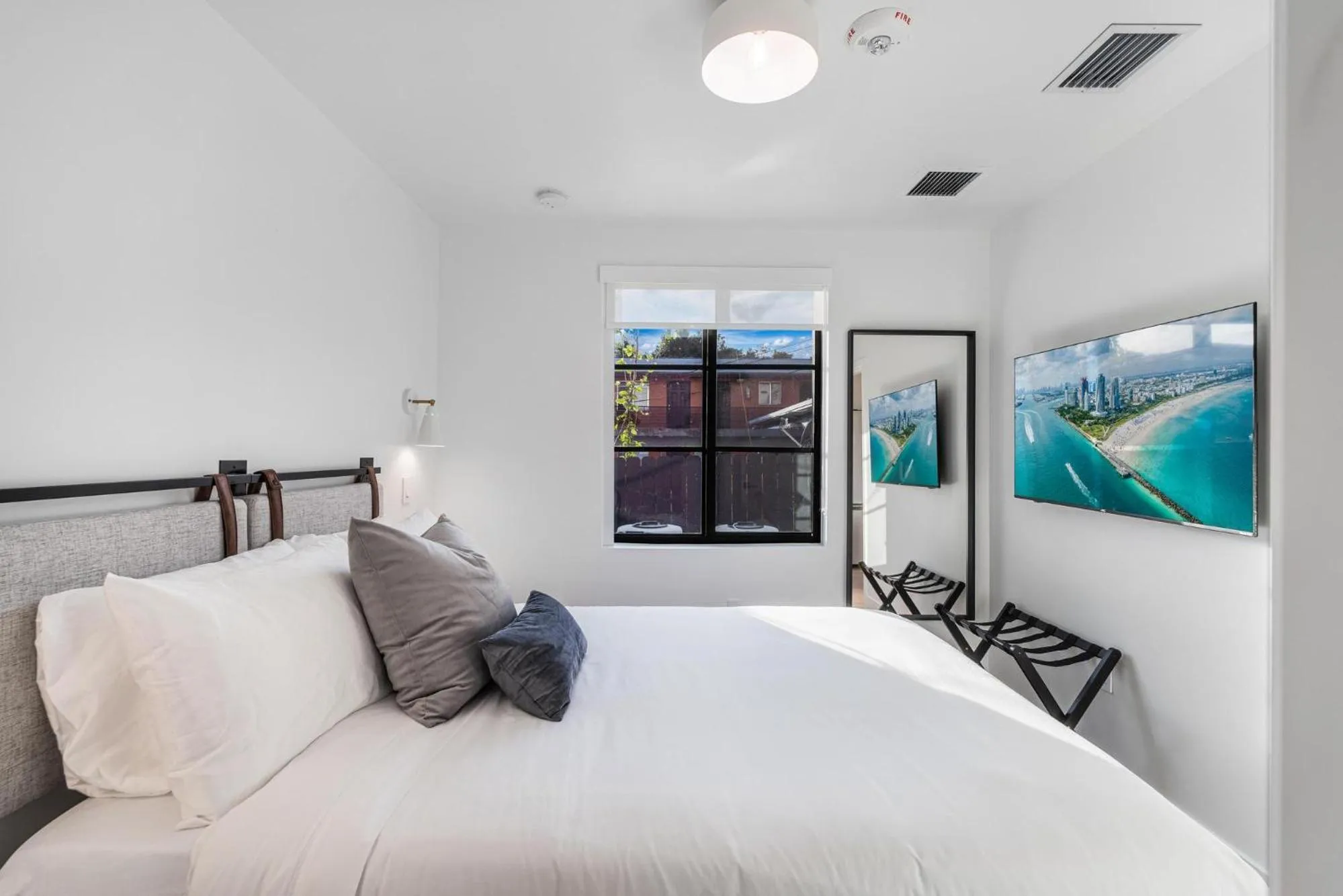 Bed in Lux Retreat By Renzzi