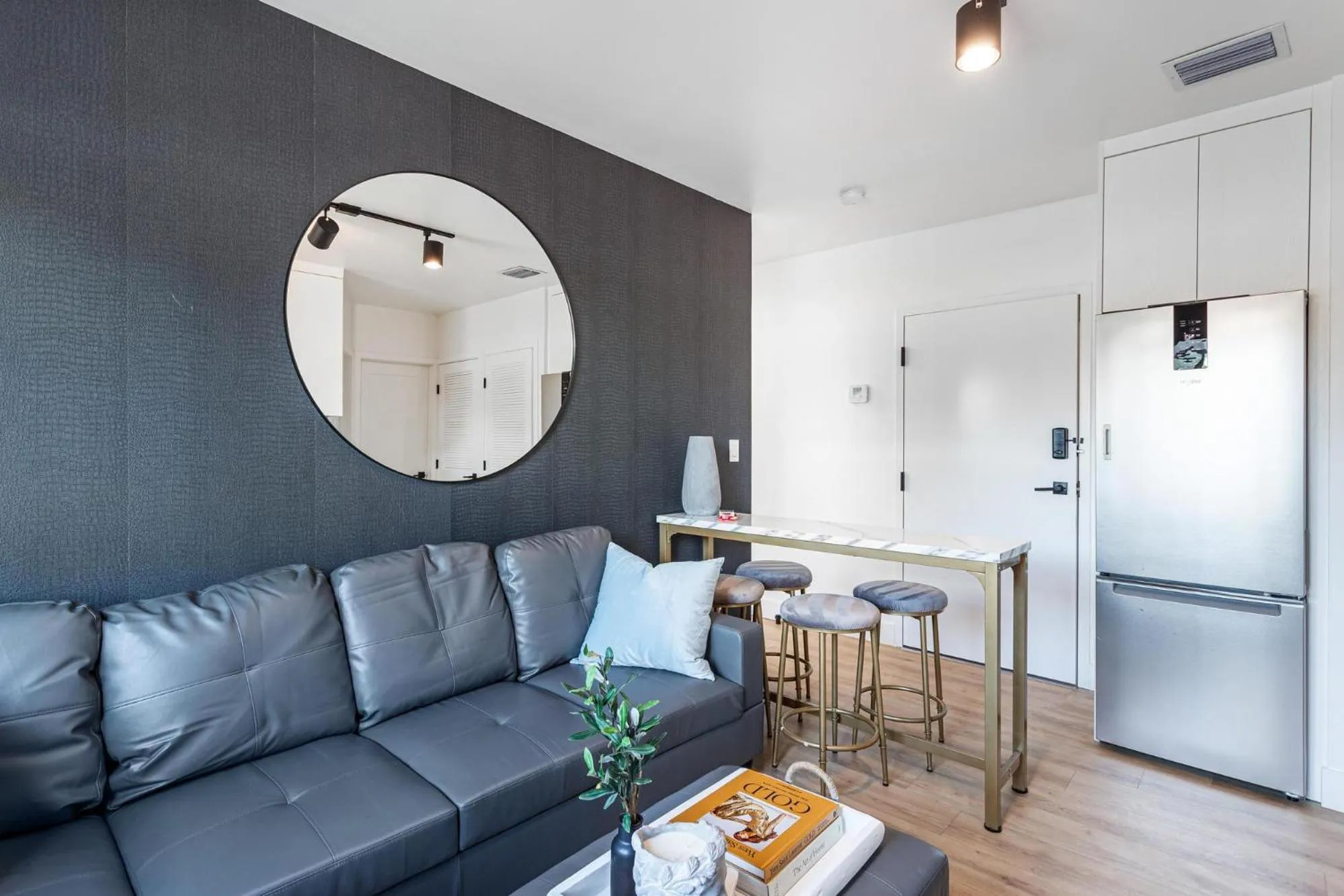 Living room in Lux Retreat By Renzzi