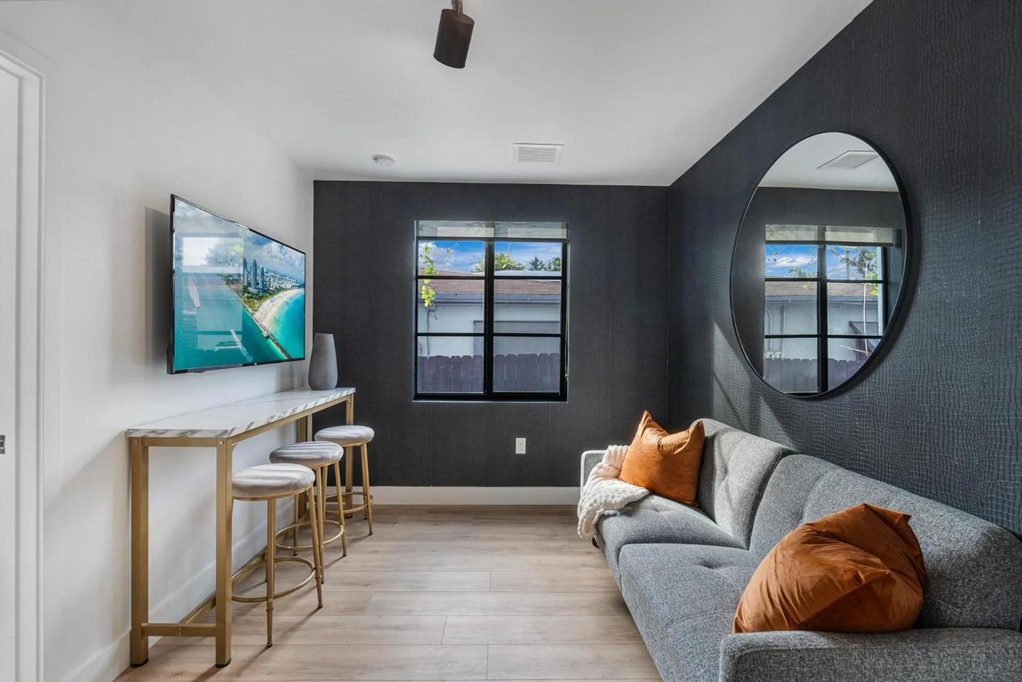 TV and multimedia in Lux Retreat By Renzzi