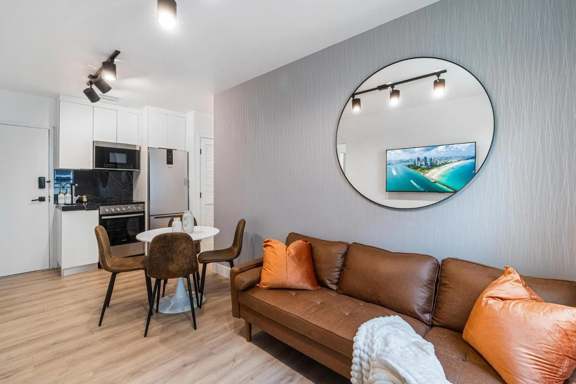 Living room in Lux Retreat By Renzzi