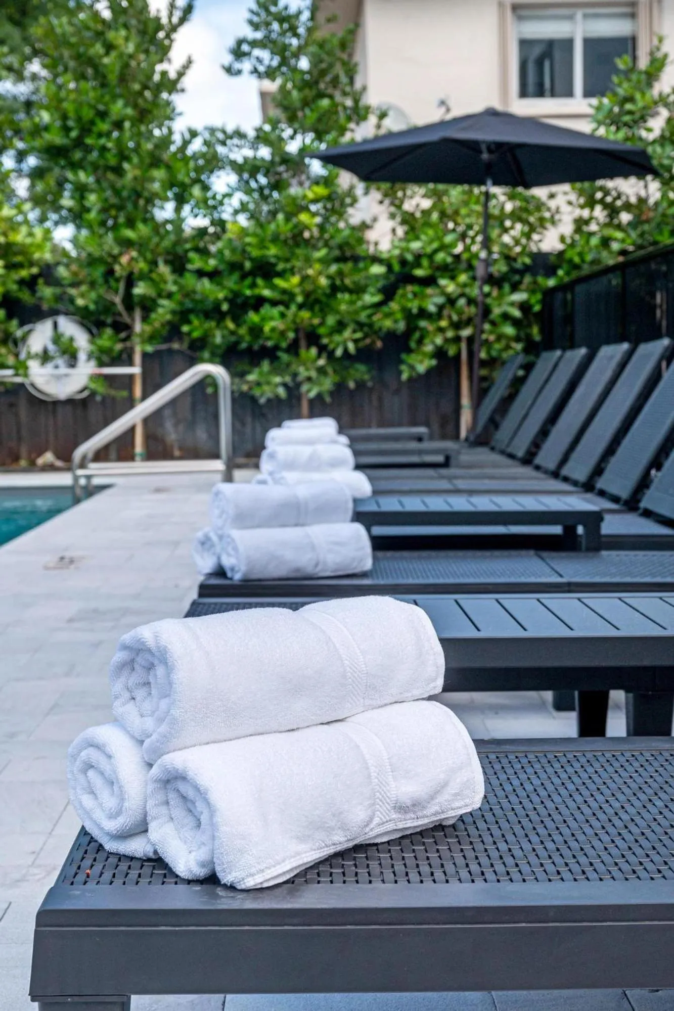 sunbed in Lux Retreat By Renzzi