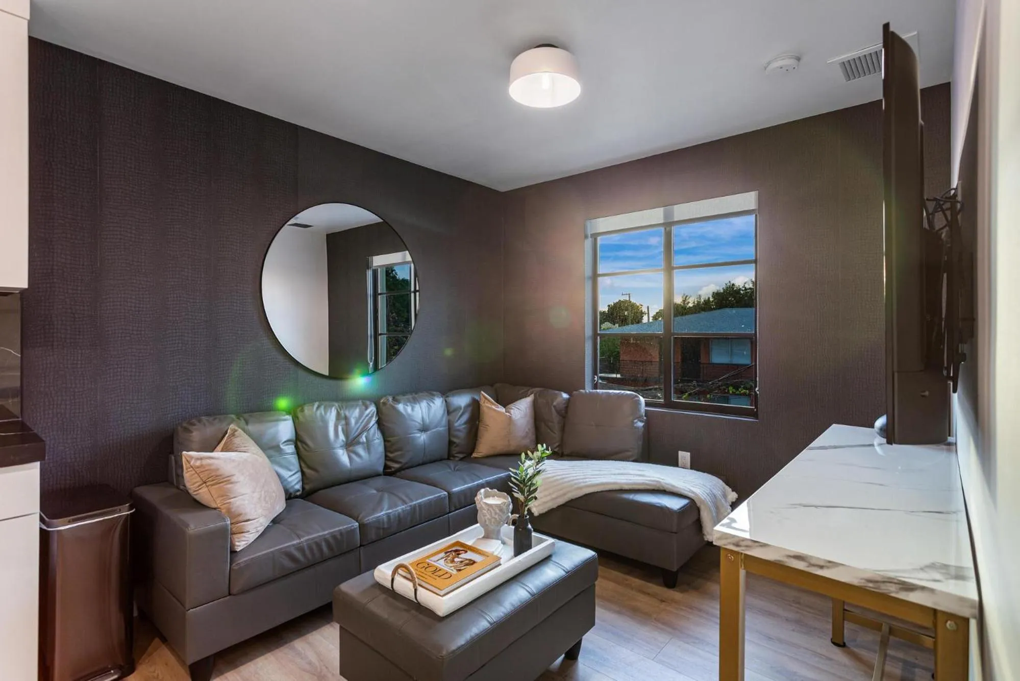 Living room in Lux Retreat By Renzzi