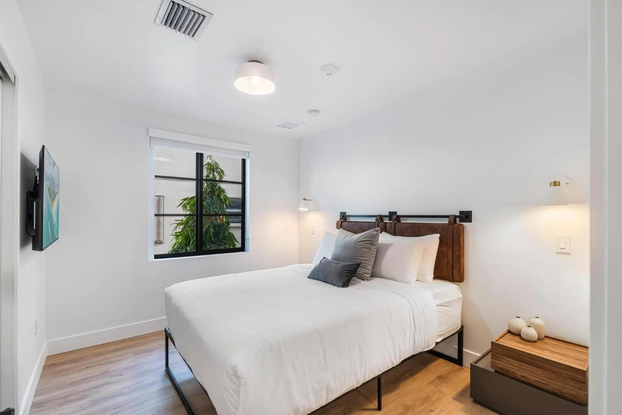 Bed in Lux Retreat By Renzzi