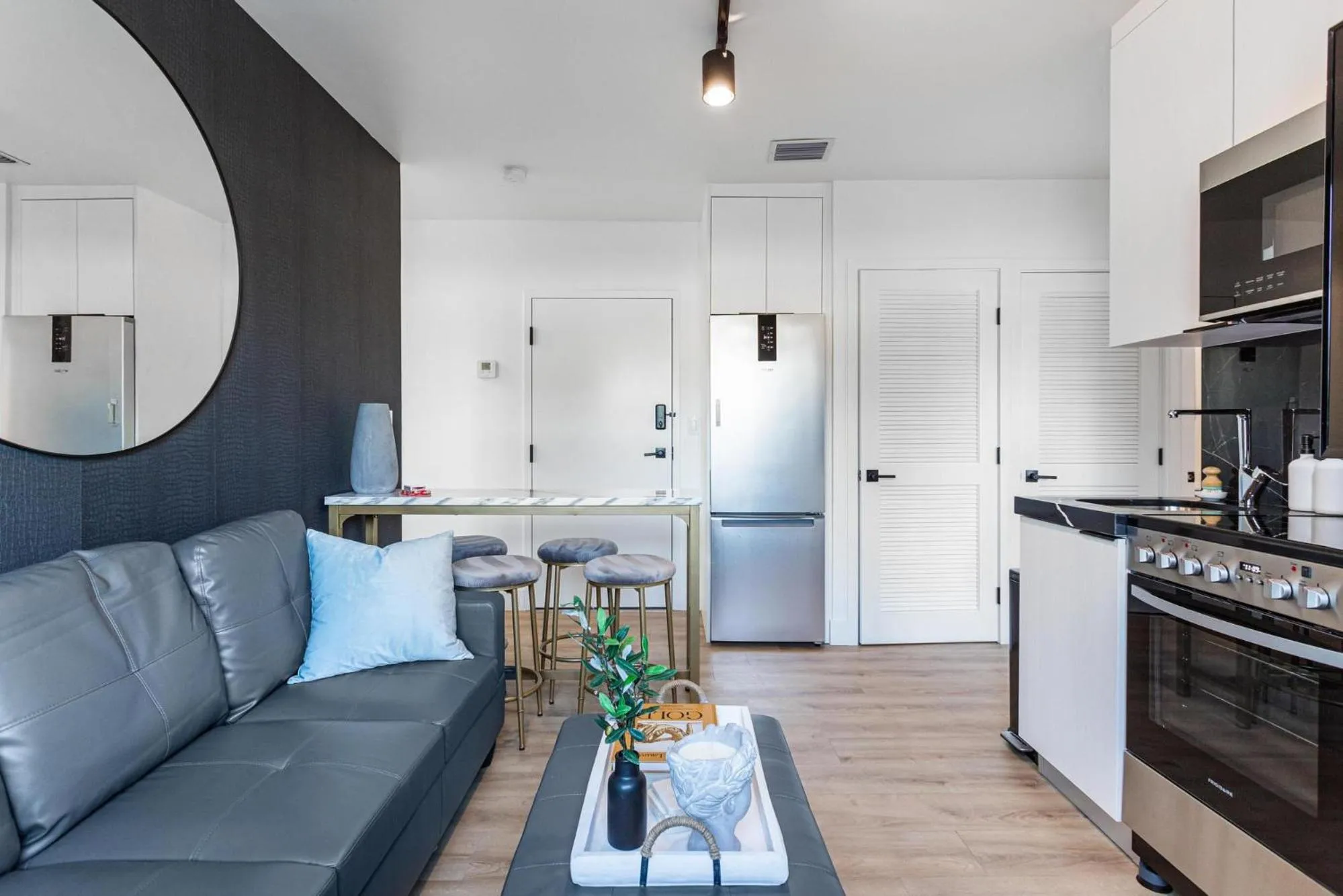 Kitchen or kitchenette in Lux Retreat By Renzzi