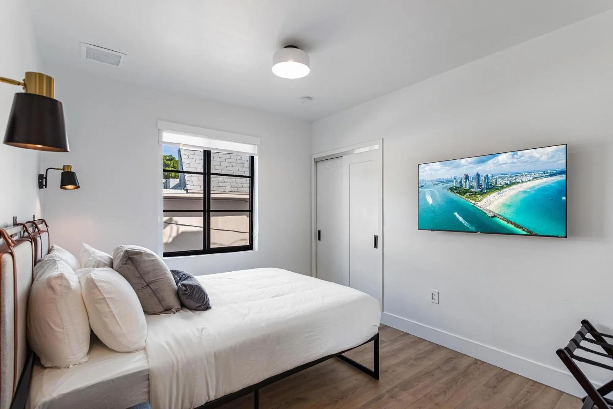 Bed in Lux Retreat By Renzzi