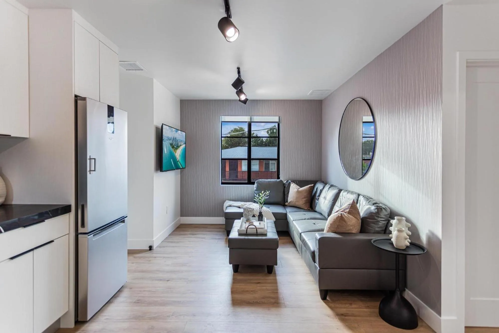 Living room in Lux Retreat By Renzzi