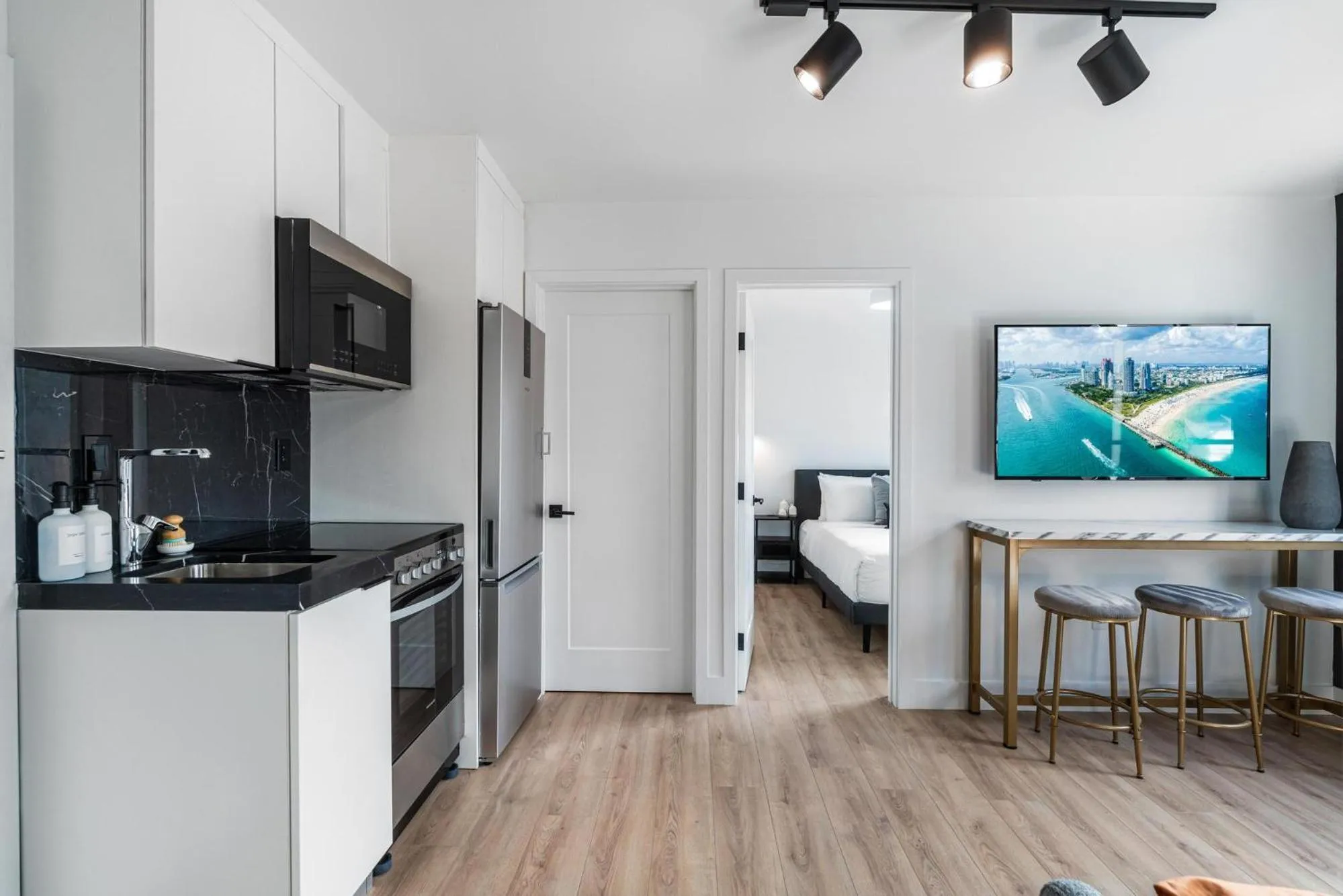 Kitchen or kitchenette in Lux Retreat By Renzzi