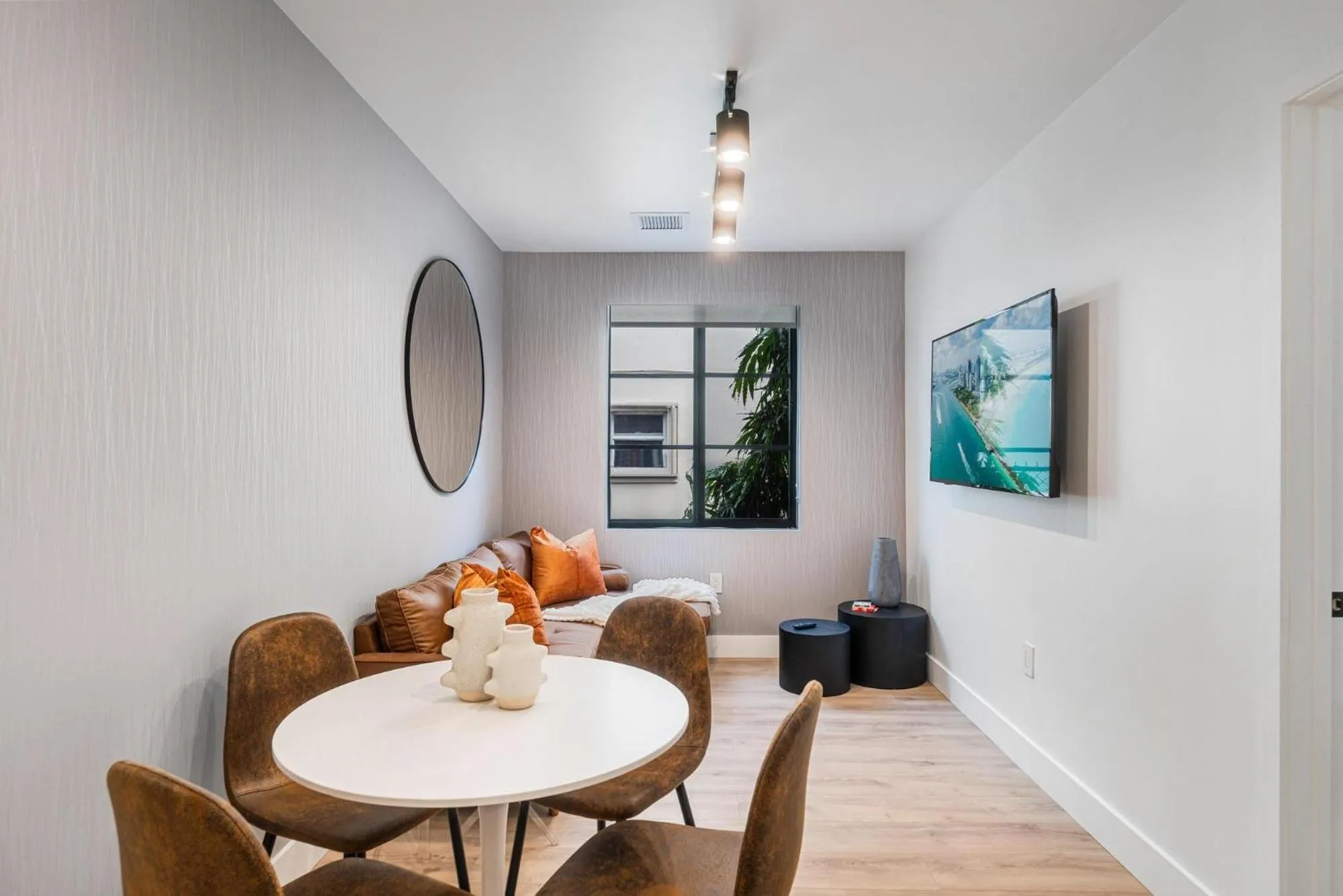 Living room in Lux Retreat By Renzzi